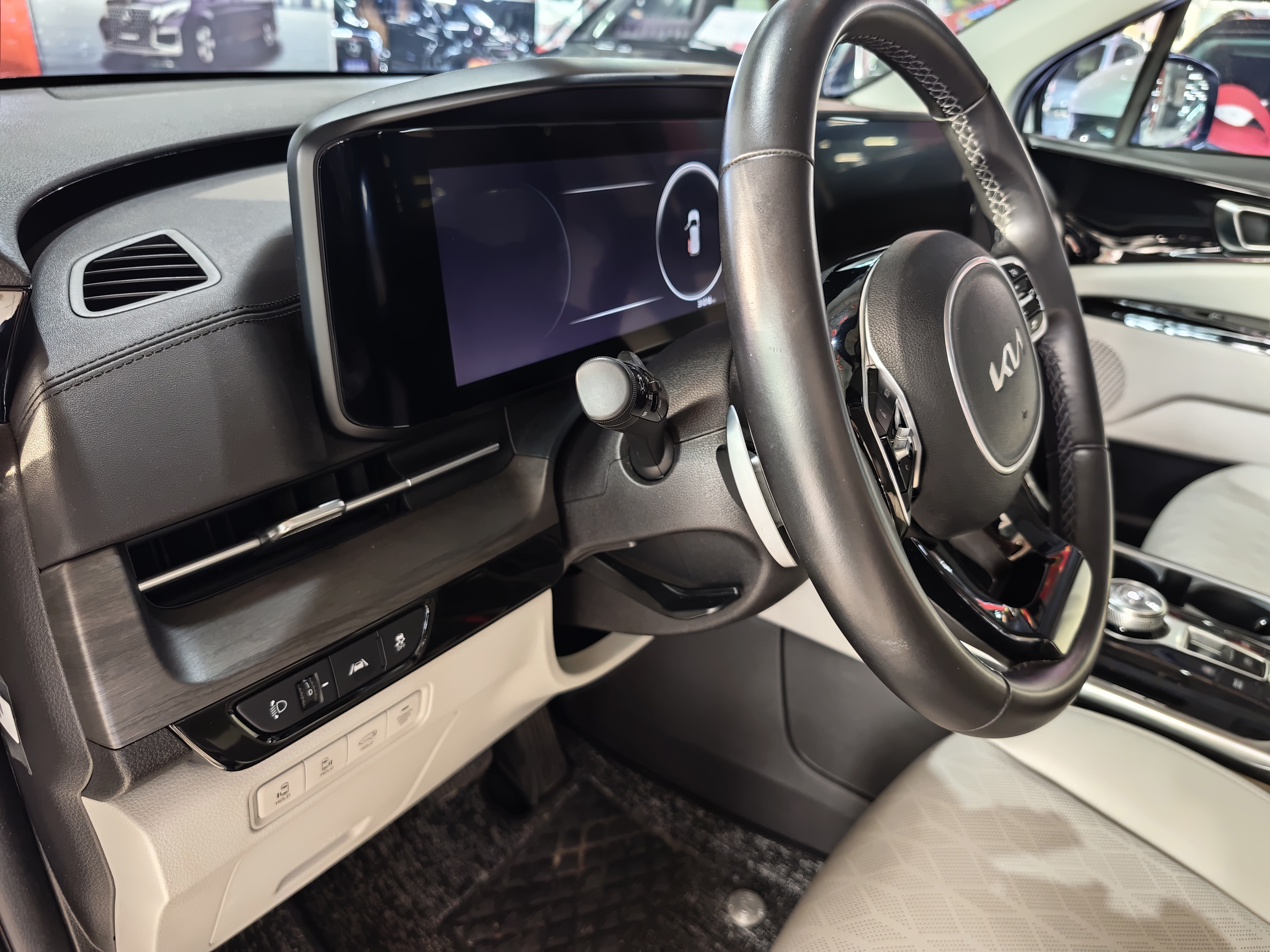 Kia Carnival 2023 car image #6