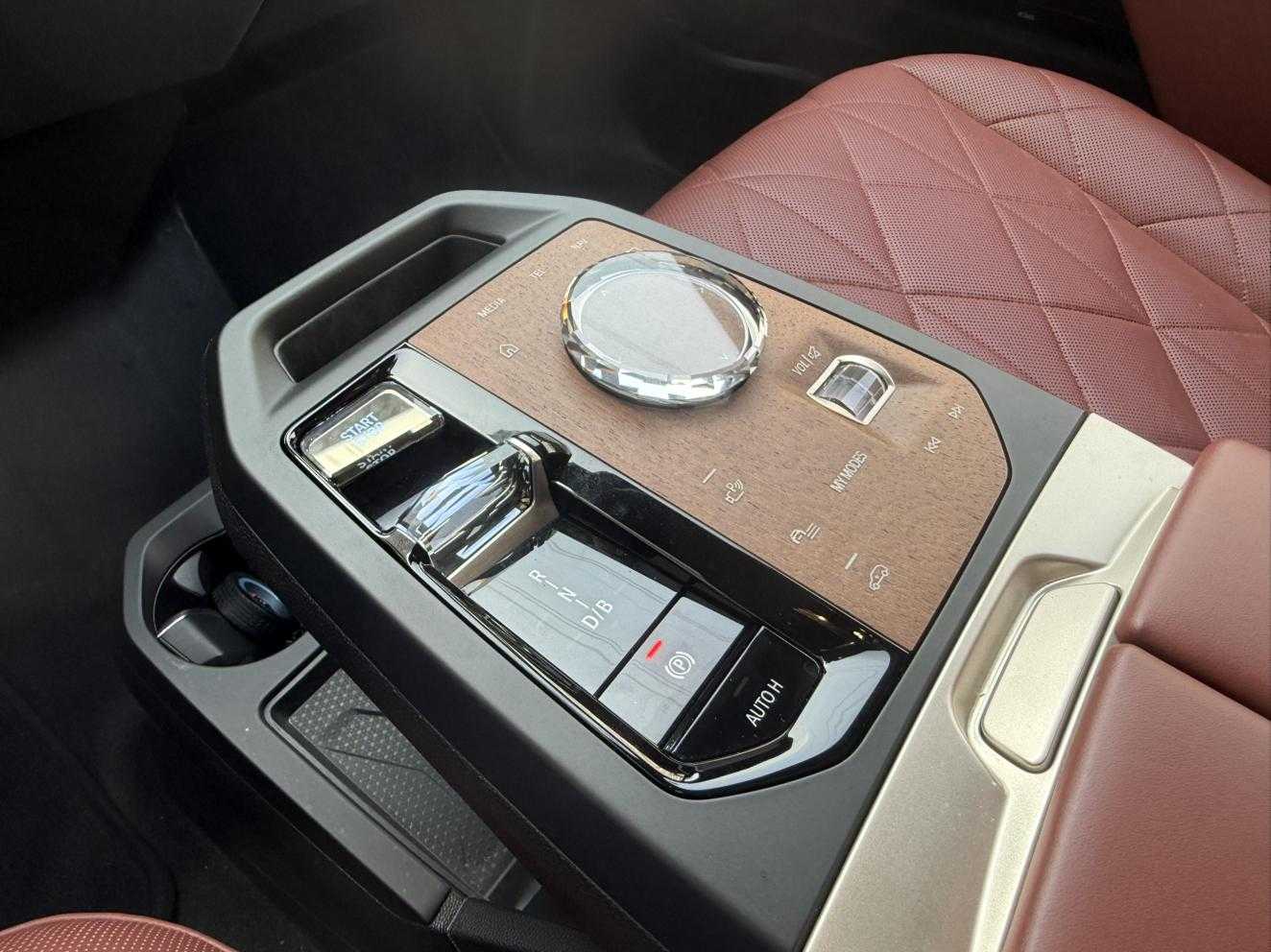 BMW iX 2023 car image #6