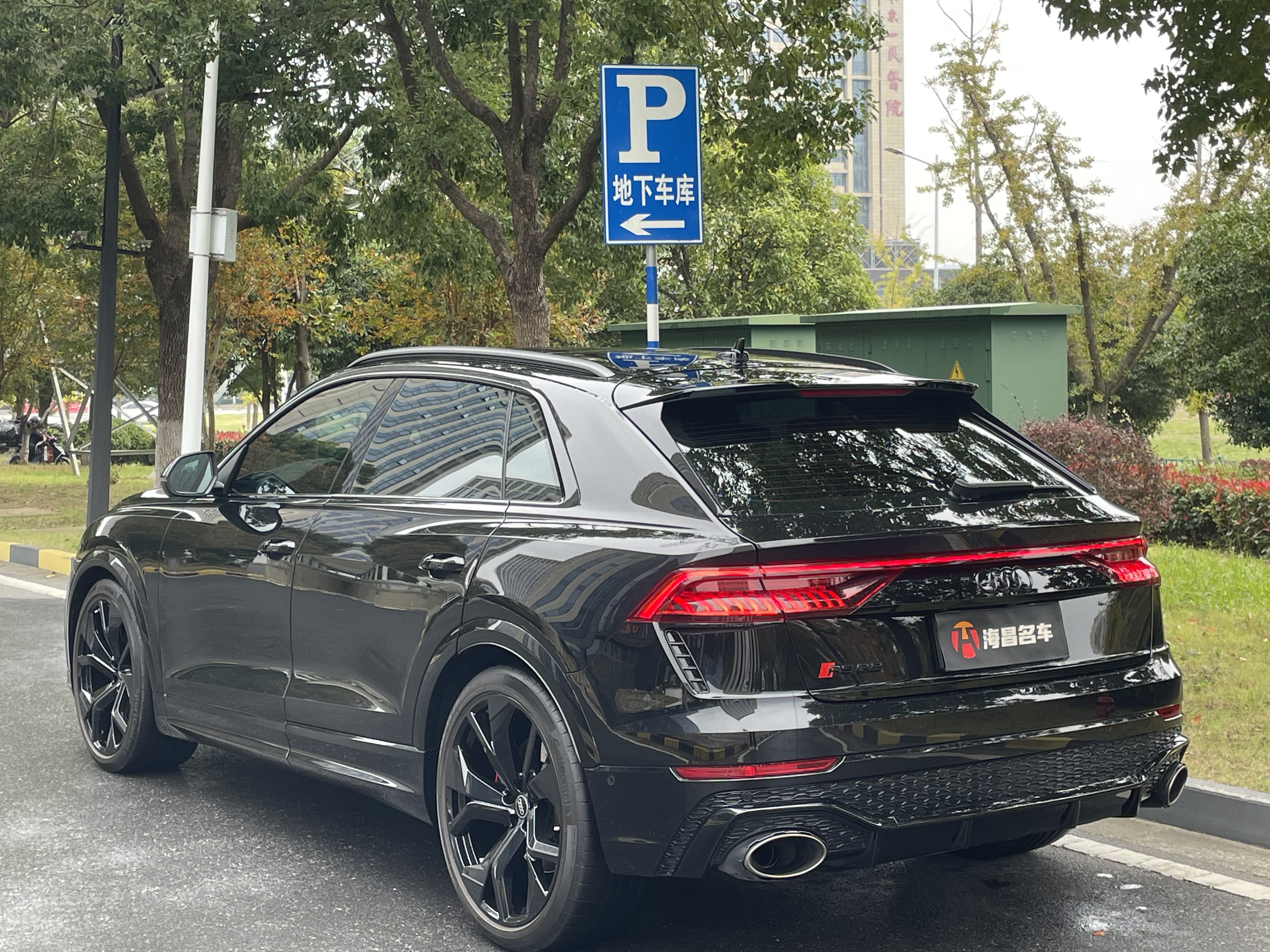 Audi RS Q8 2024 car image #6