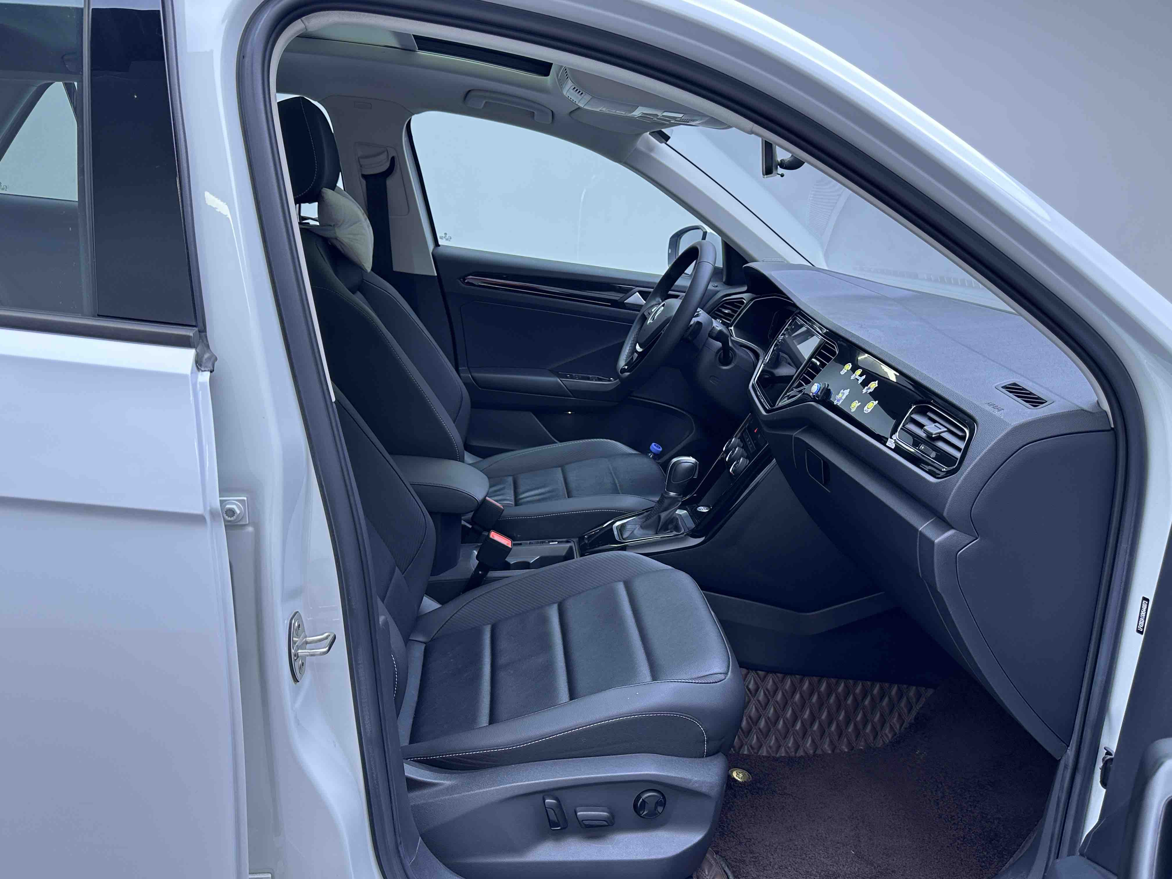 Volkswagen T-Roc 2023 #6 Volkswagen T-Roc 2023 car image #6