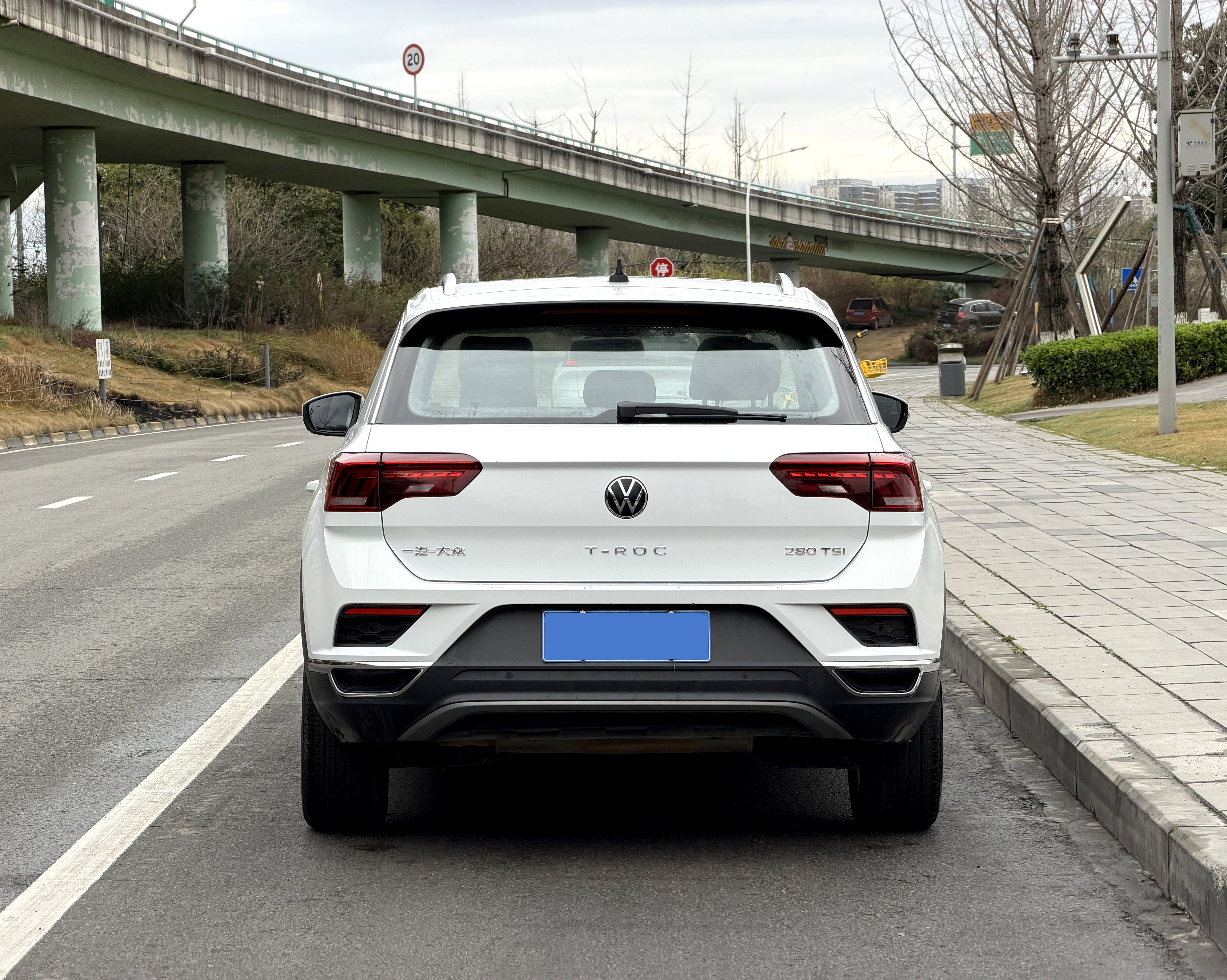 Volkswagen T-Roc 2023 car image #6