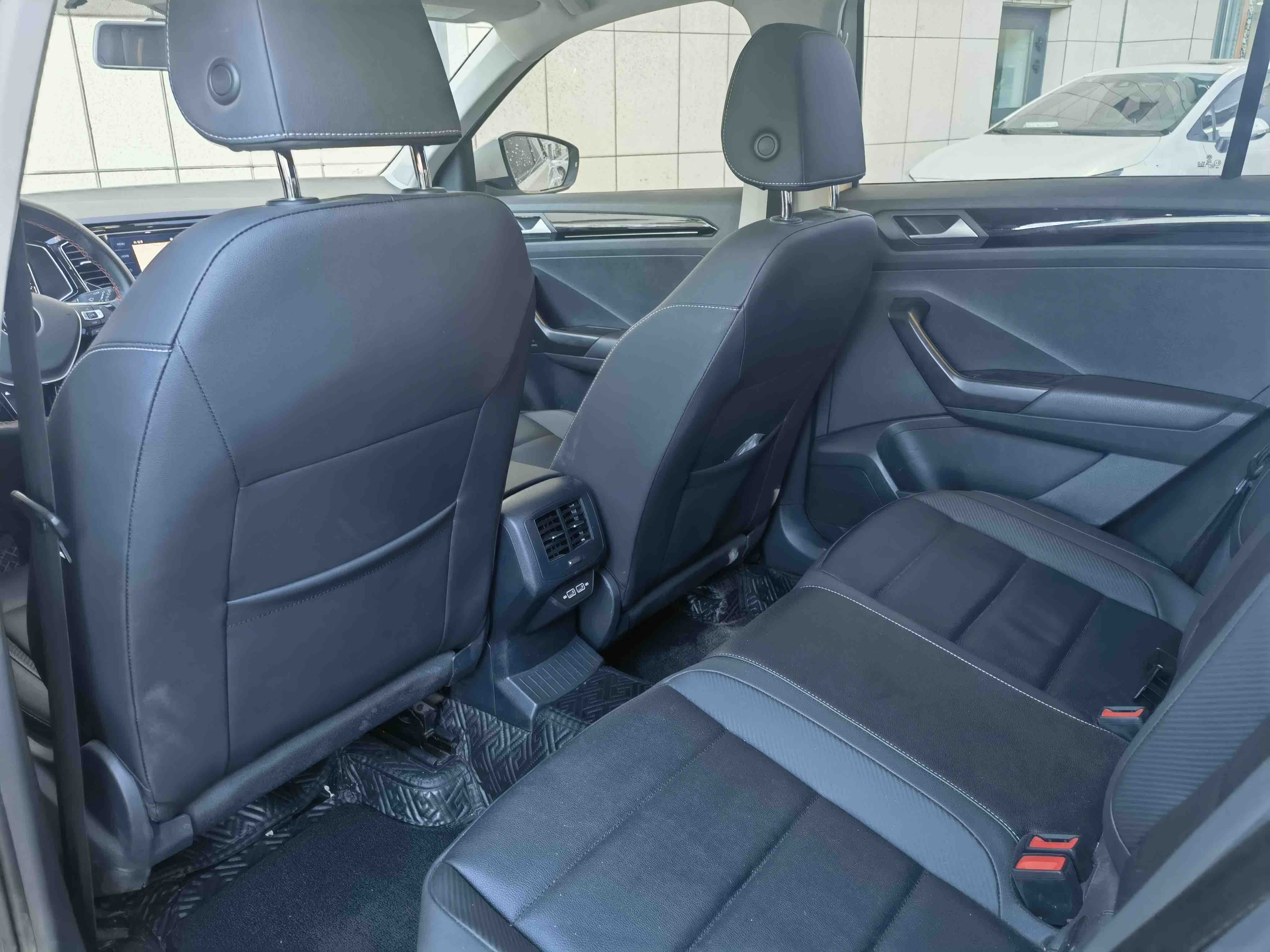 Volkswagen T-Roc 2022 car image #6