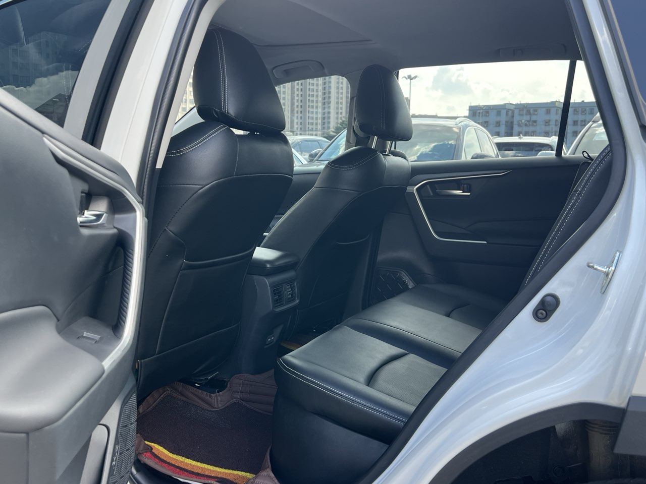 Toyota RAV4 Hybird E+ 2022 immagine di auto #6