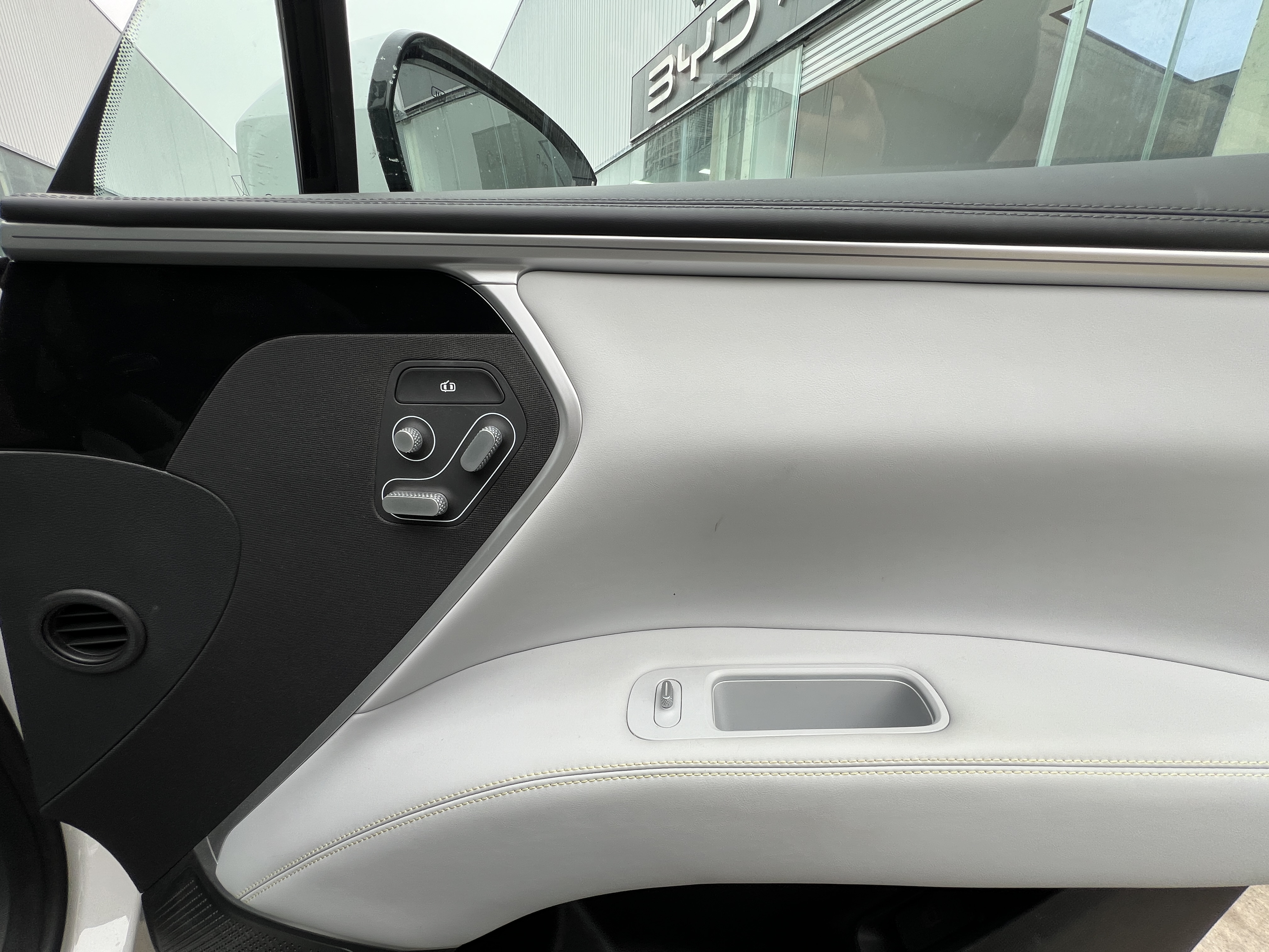 Avatr 11 2023 car image #6