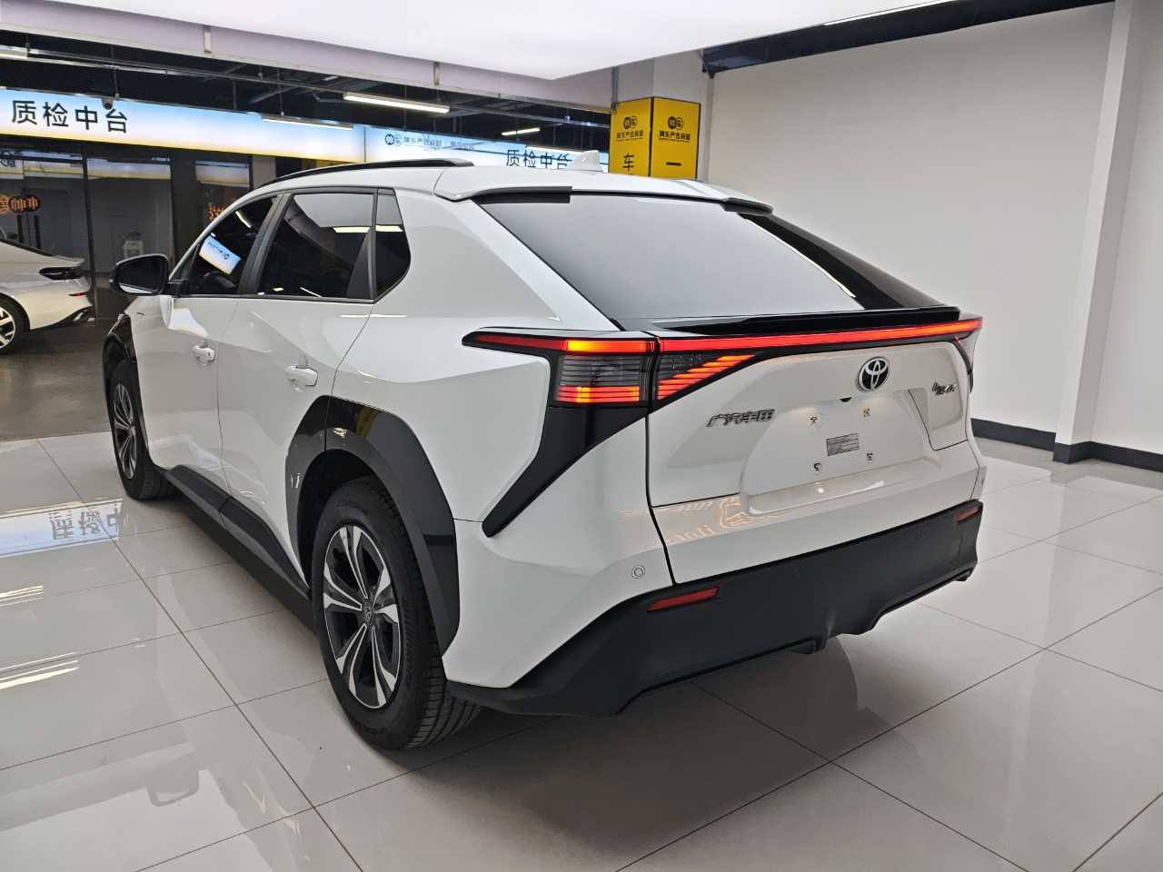 Toyota bZ4X 2023 immagine di auto #6