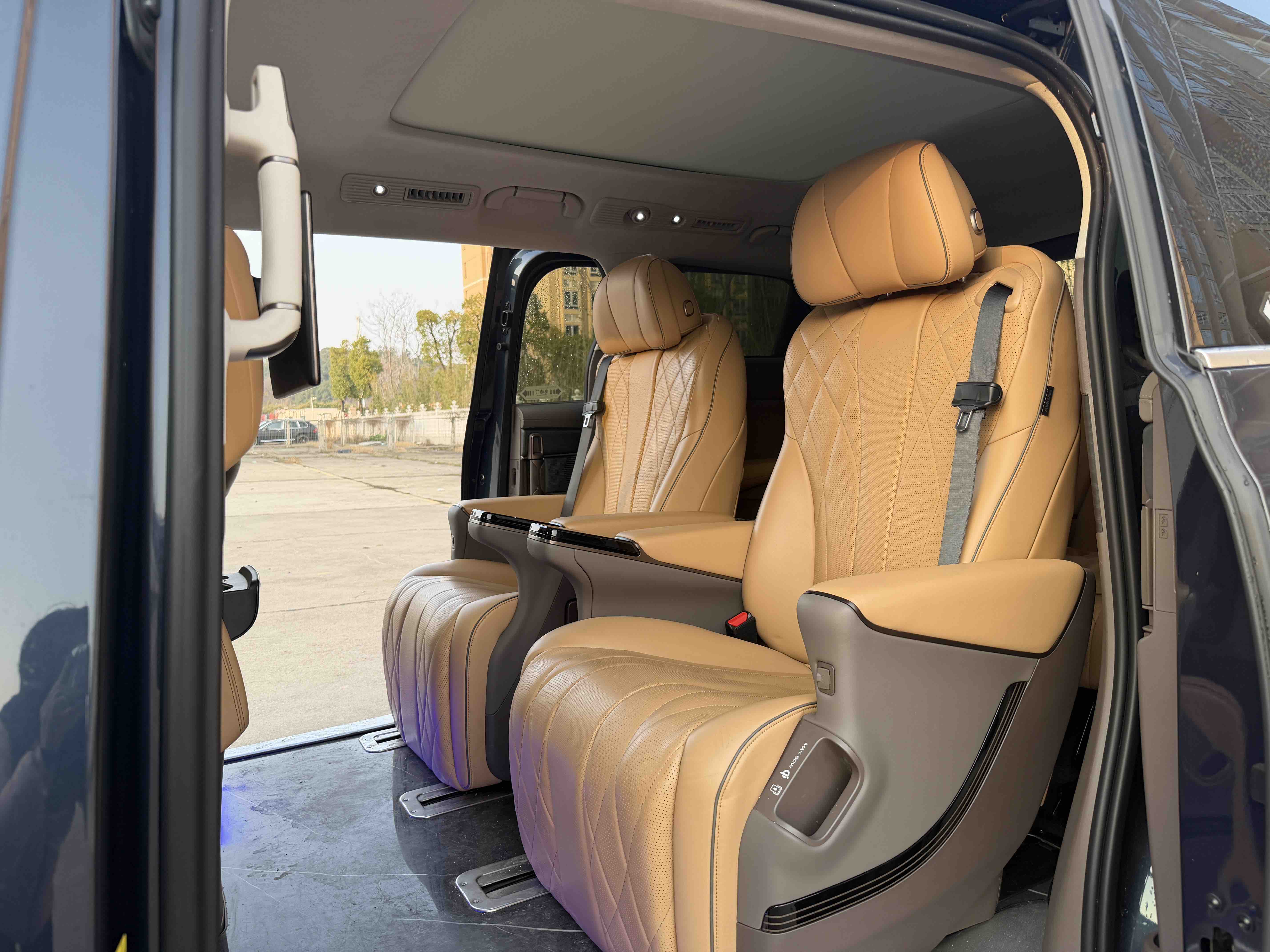 Denza D9 2023 car image #6