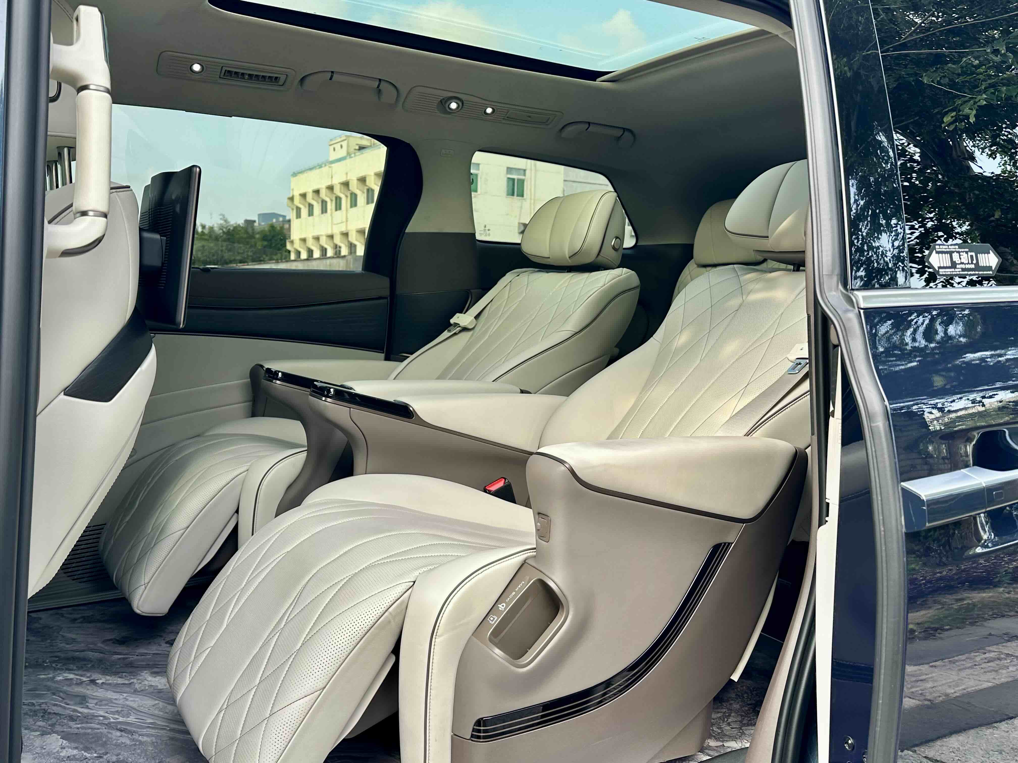 Denza D9 2023 car image #6