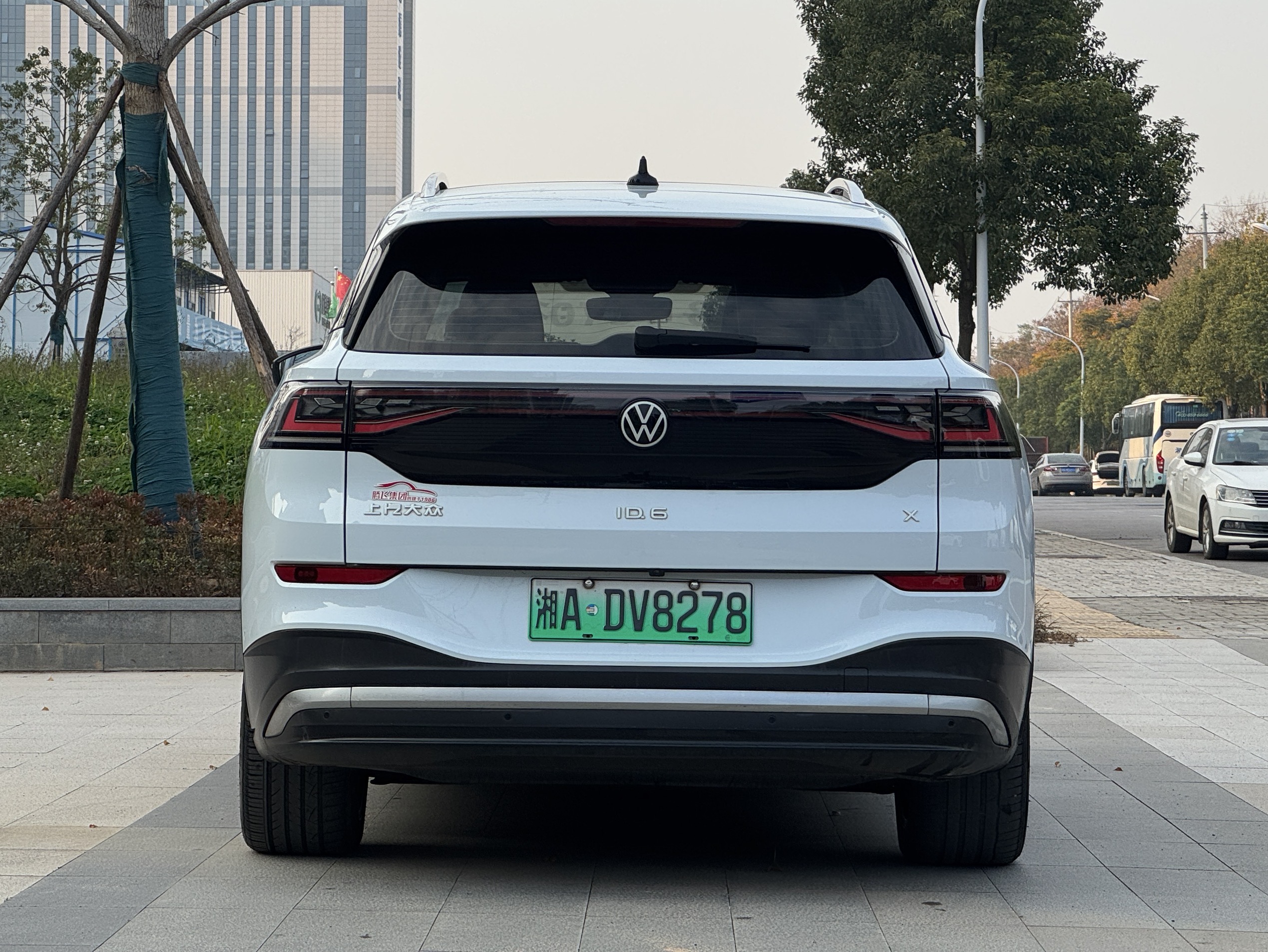 Volkswagen ID.6 X 2023 immagine di auto #6