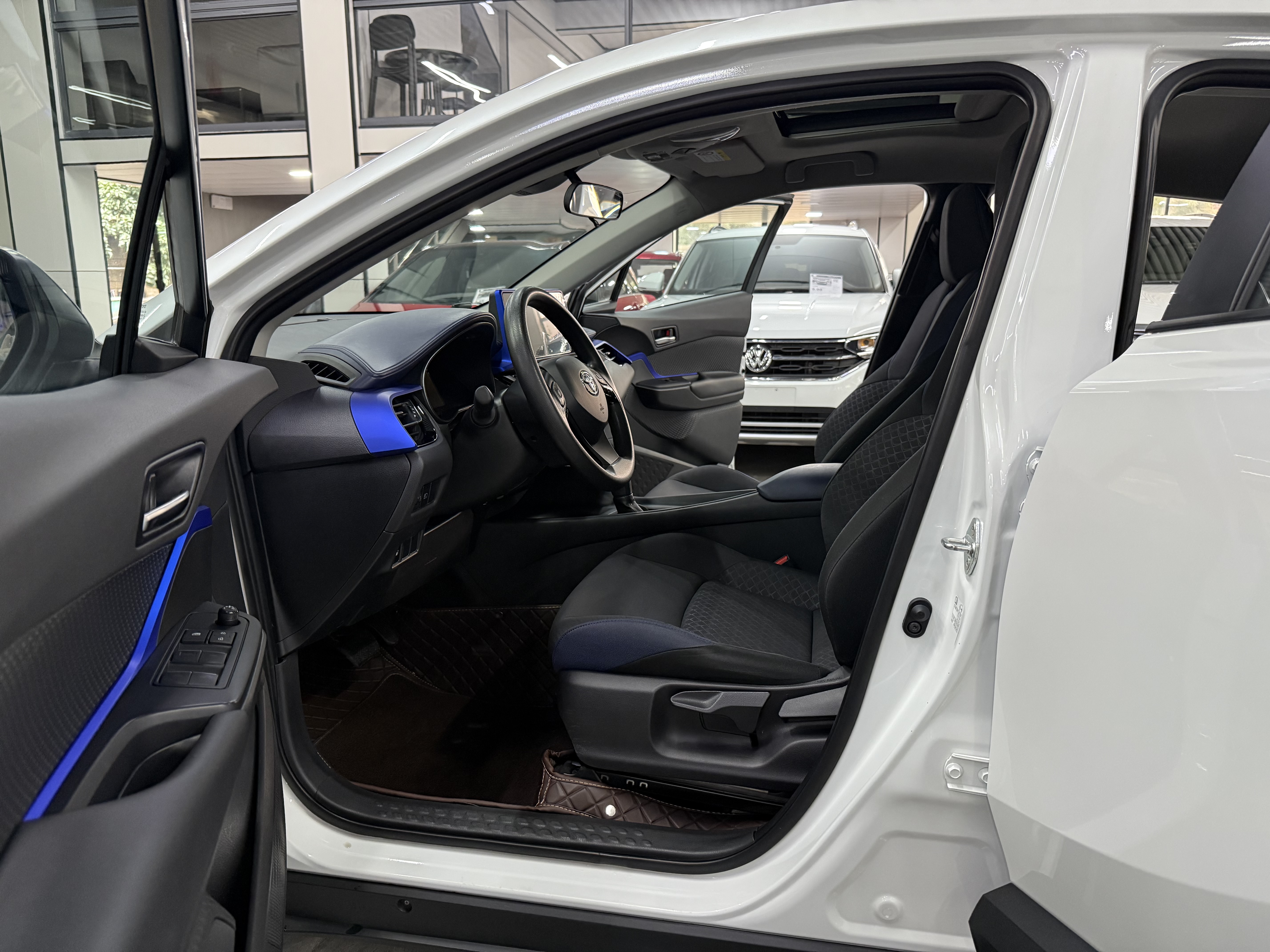 Toyota C-HR 2023 car image #6