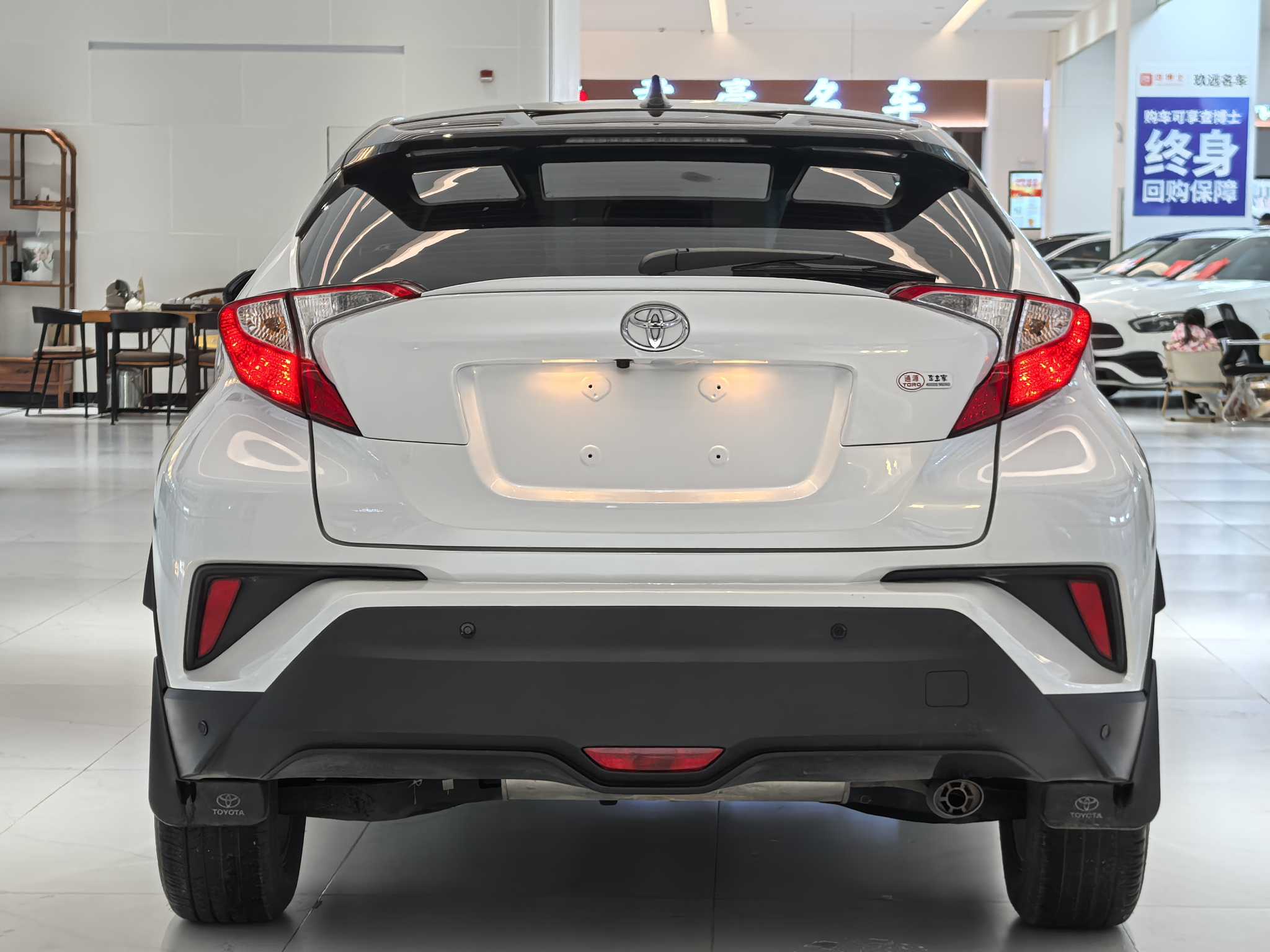 Toyota C-HR 2023 car image #6