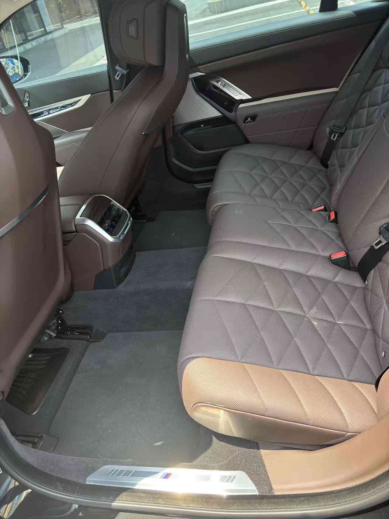 BMW i7 M70L 2024 car image #6