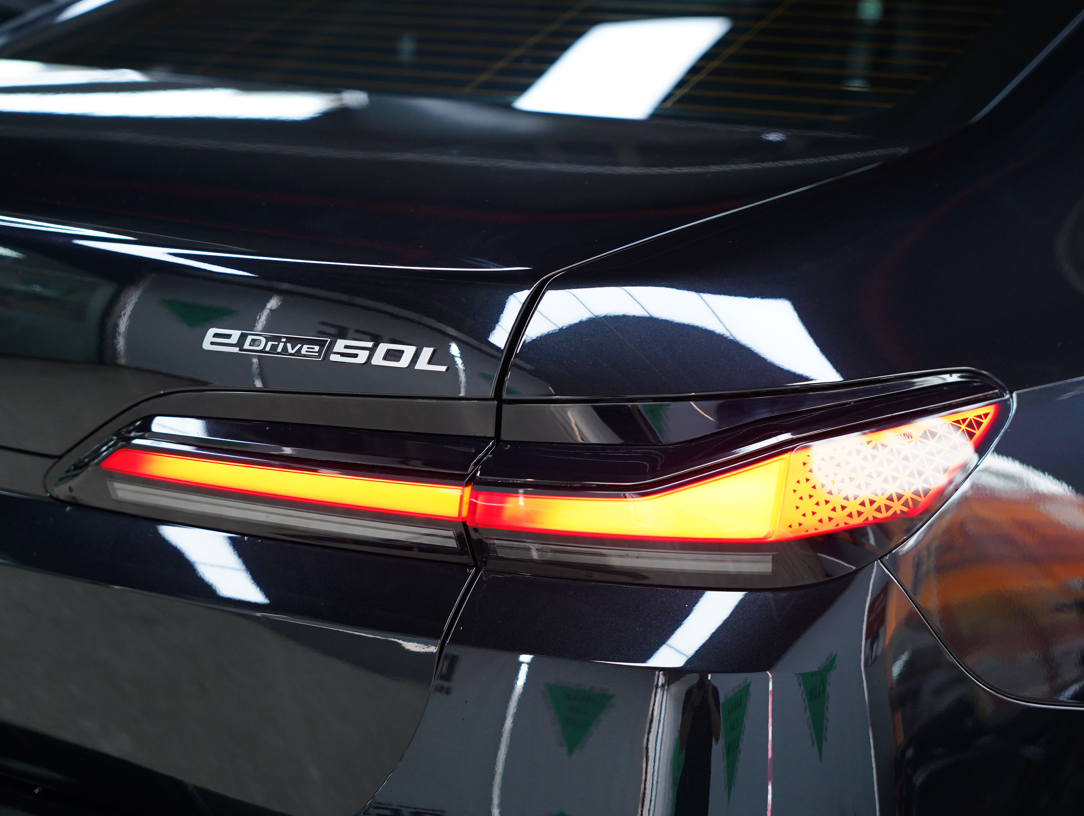 BMW i7 M70L 2023 #6 BMW i7 M70L 2023 car image #6