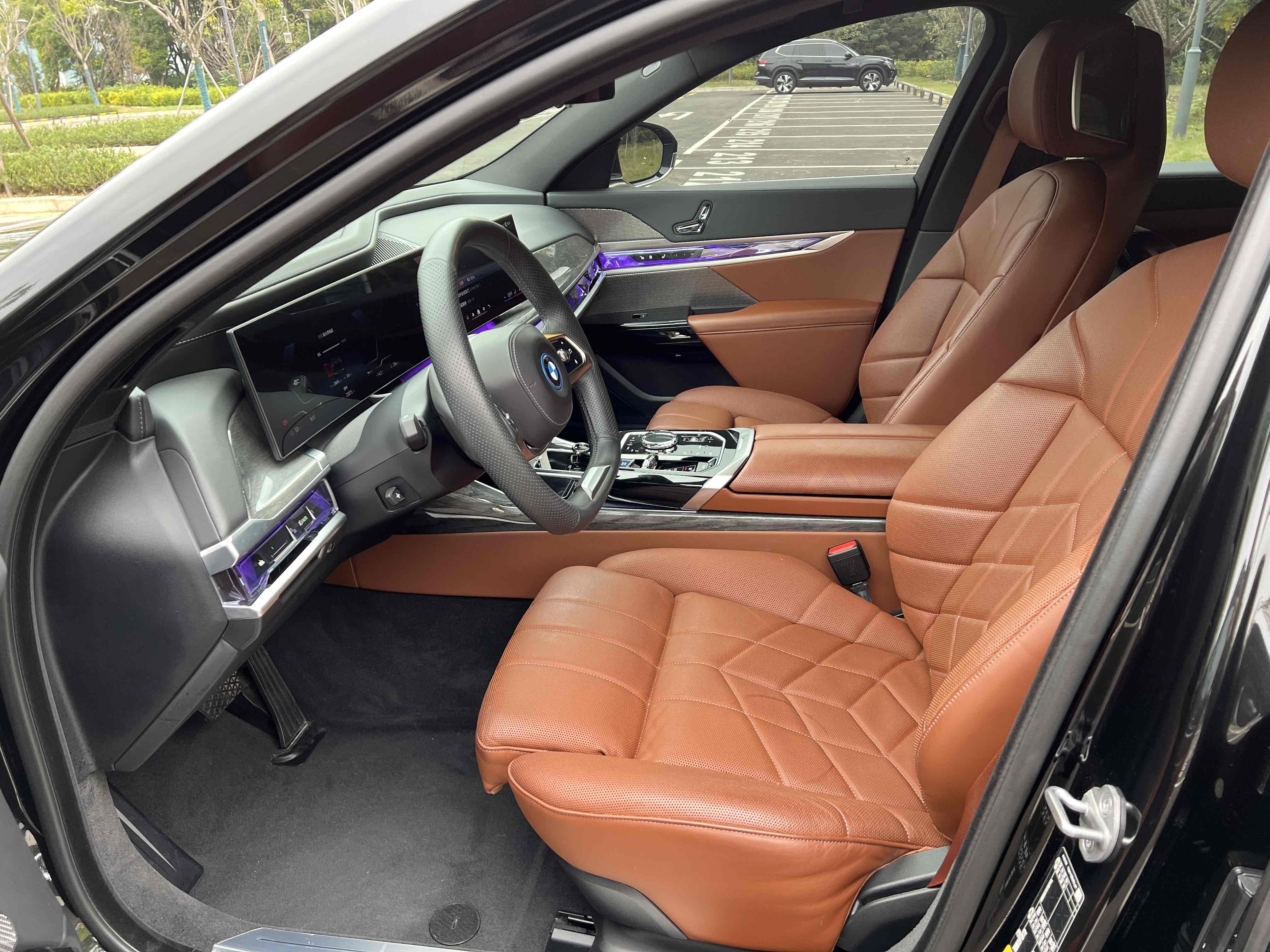 BMW i7 M70L 2024 car image #6