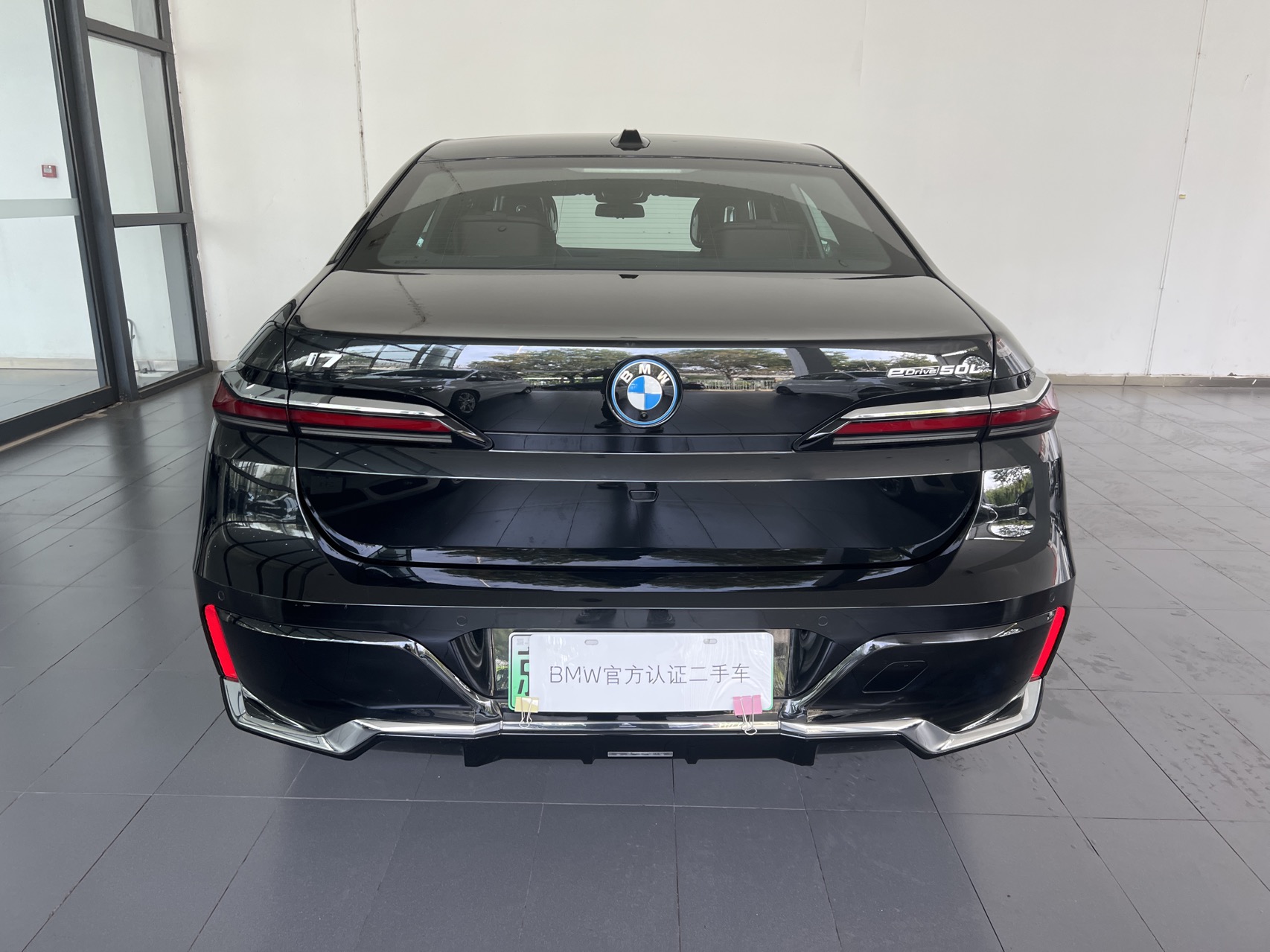 BMW i7 M70L 2024 car image #6