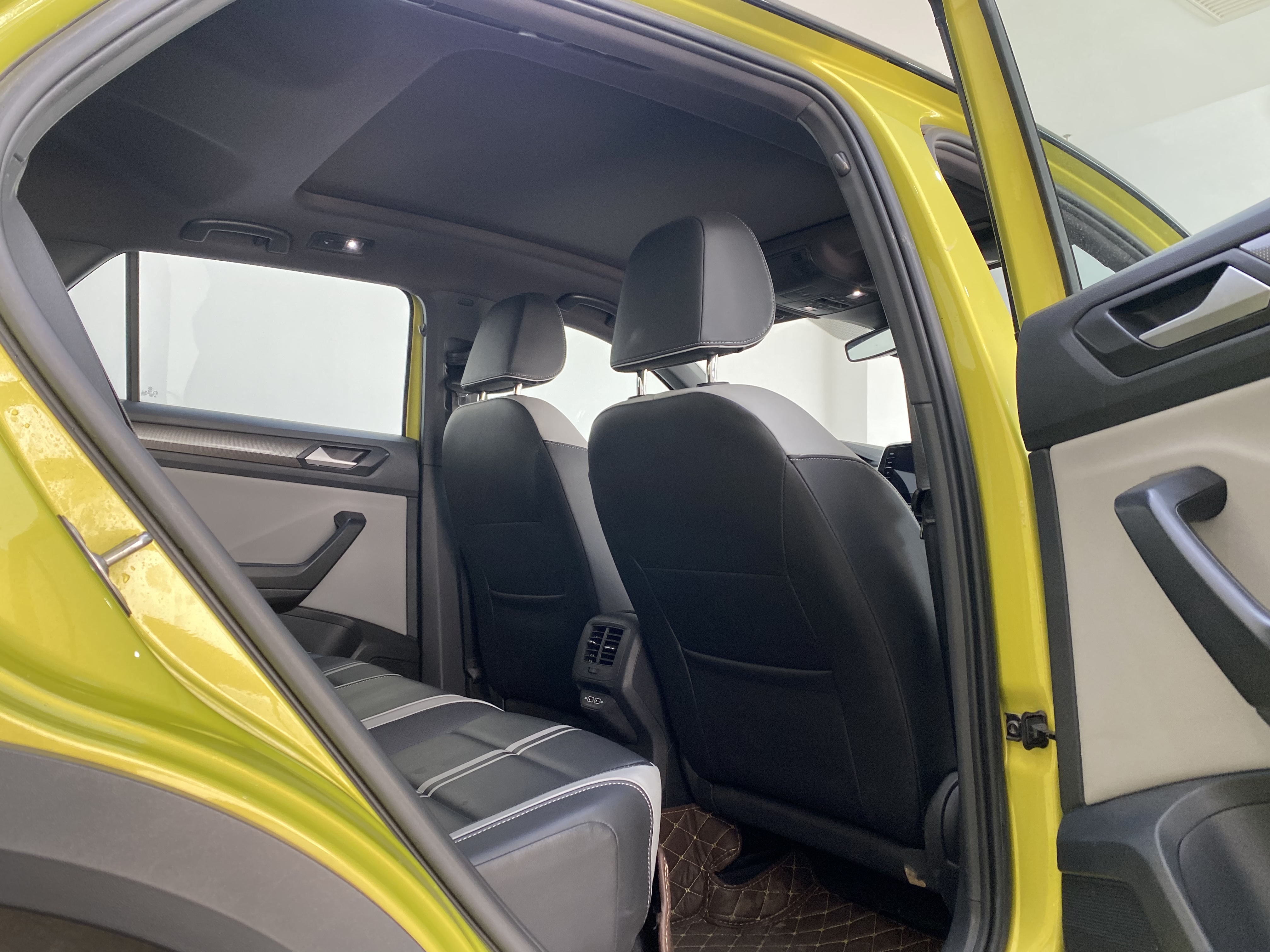 Volkswagen T-Roc 2023 immagine di auto #6