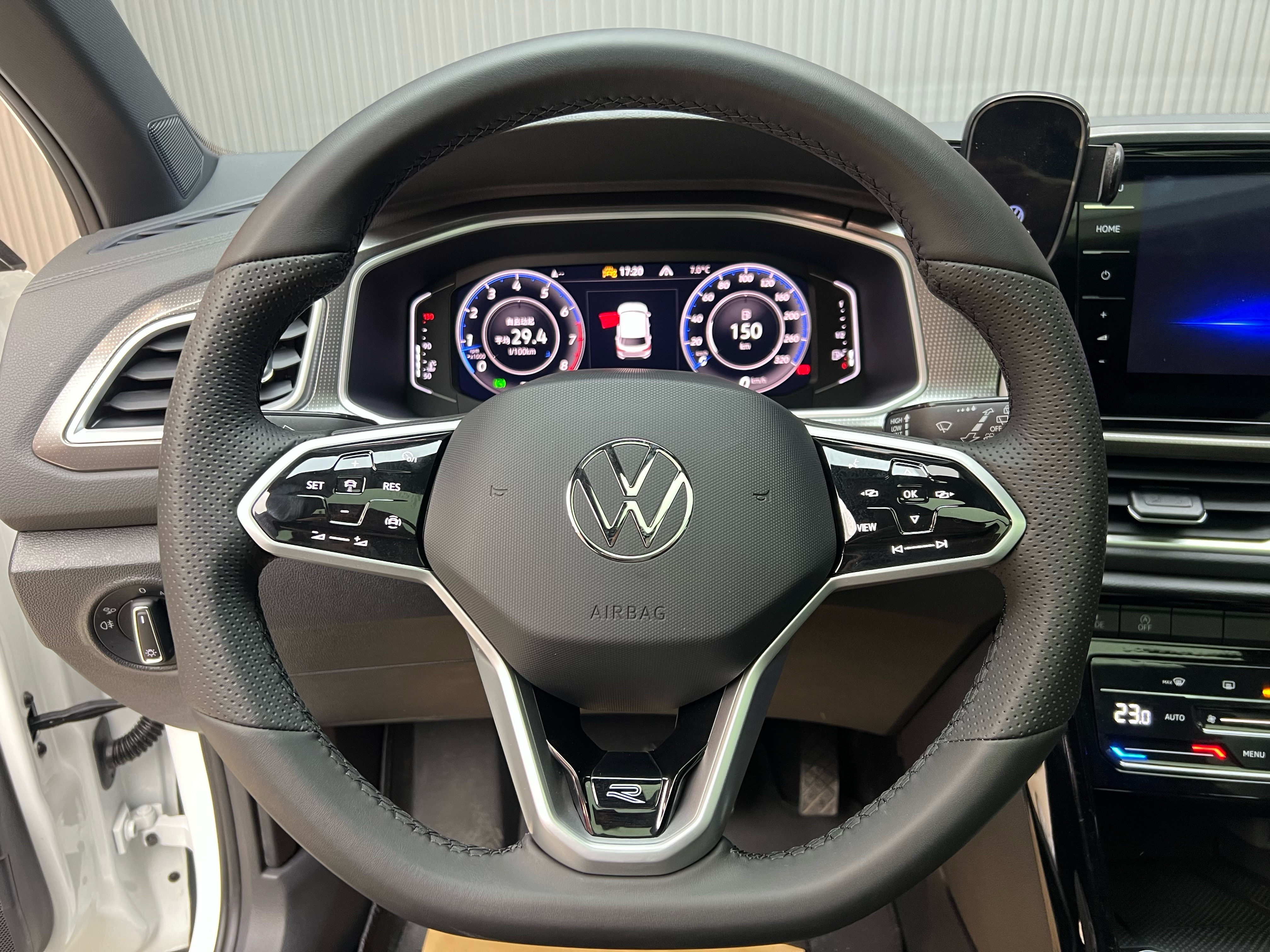 Volkswagen T-Roc 2023 car image #6