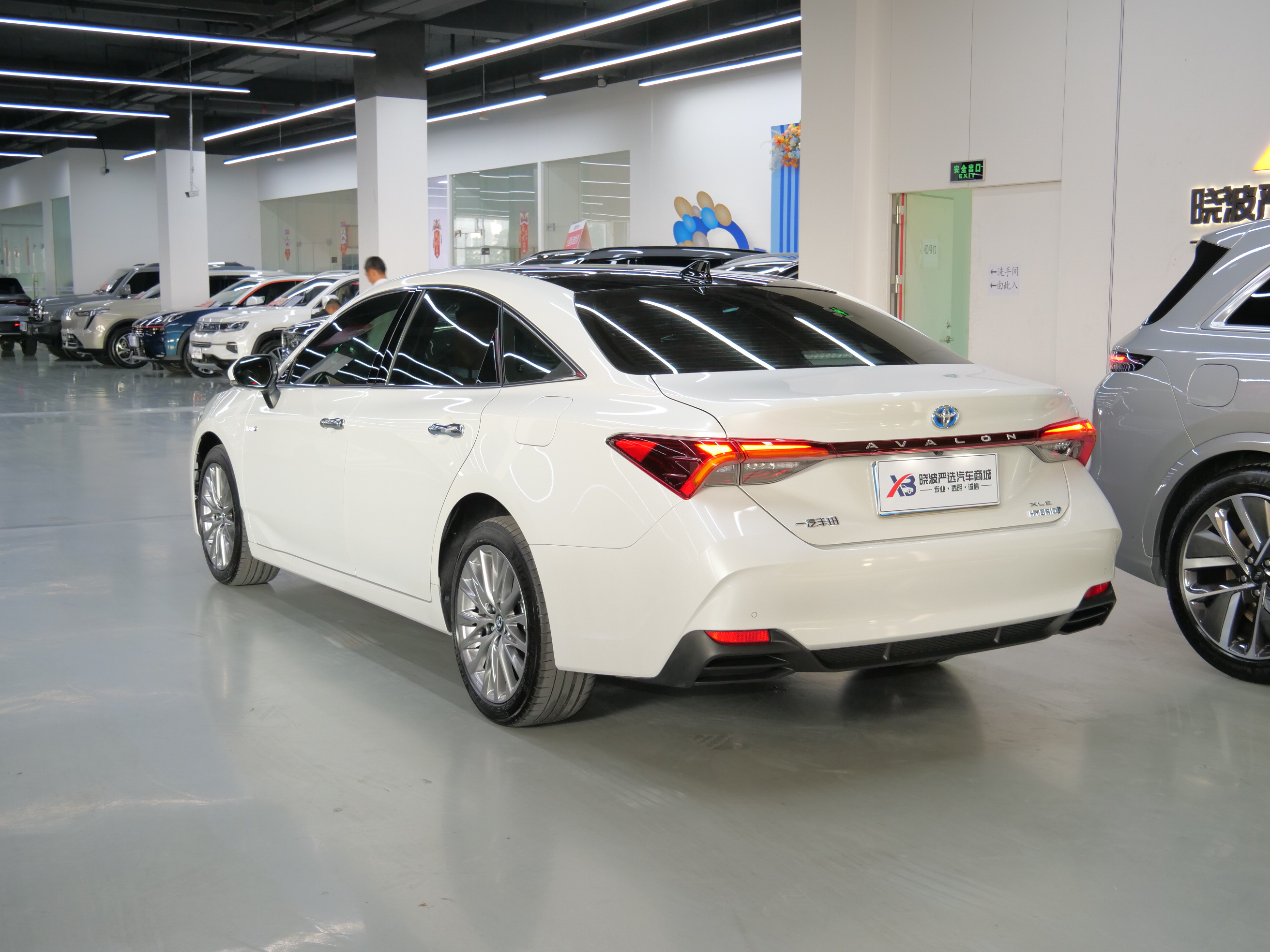 Toyota Avalon 2023 car image #6