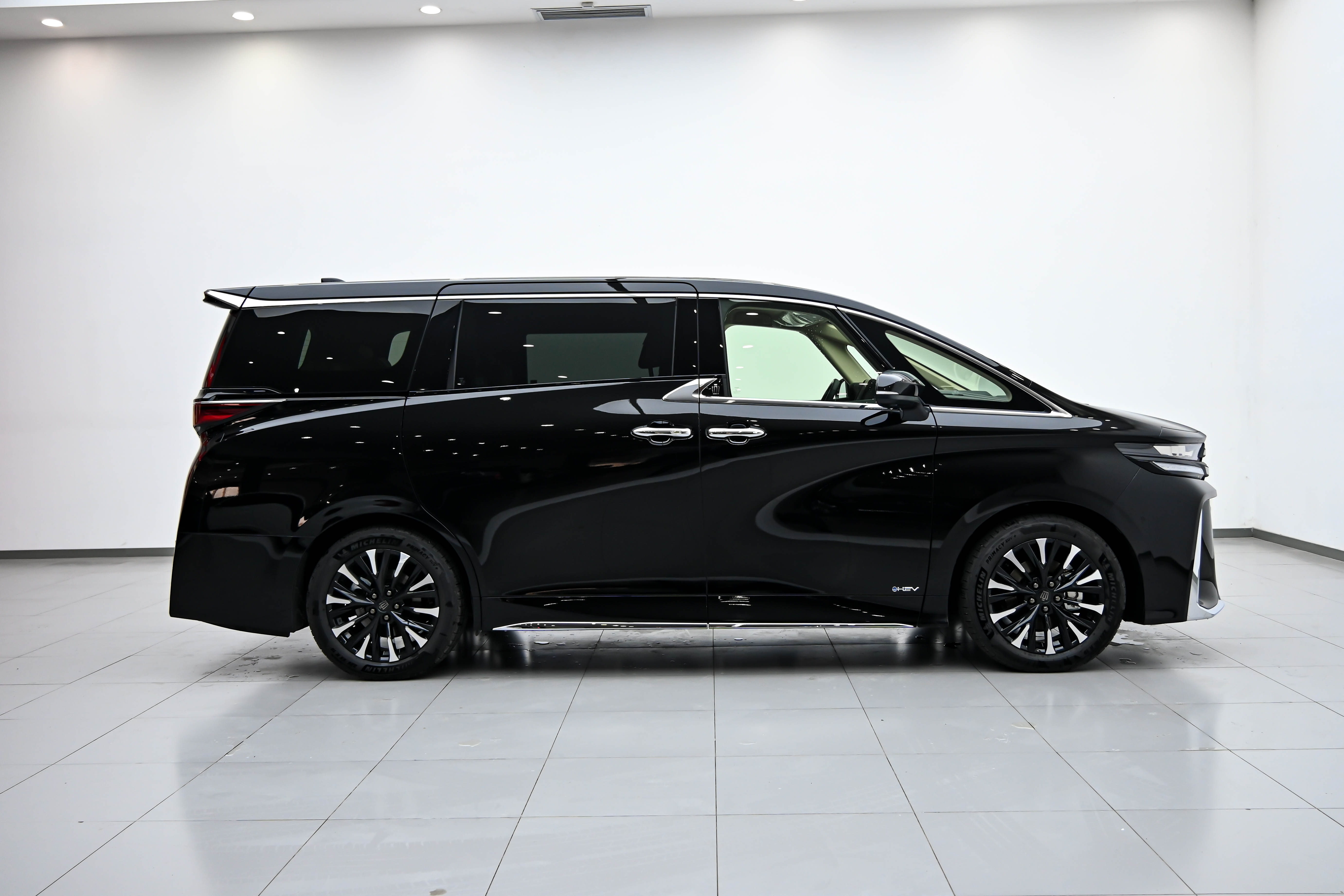 Toyota Vellfire 2026 صورة سيارة #6