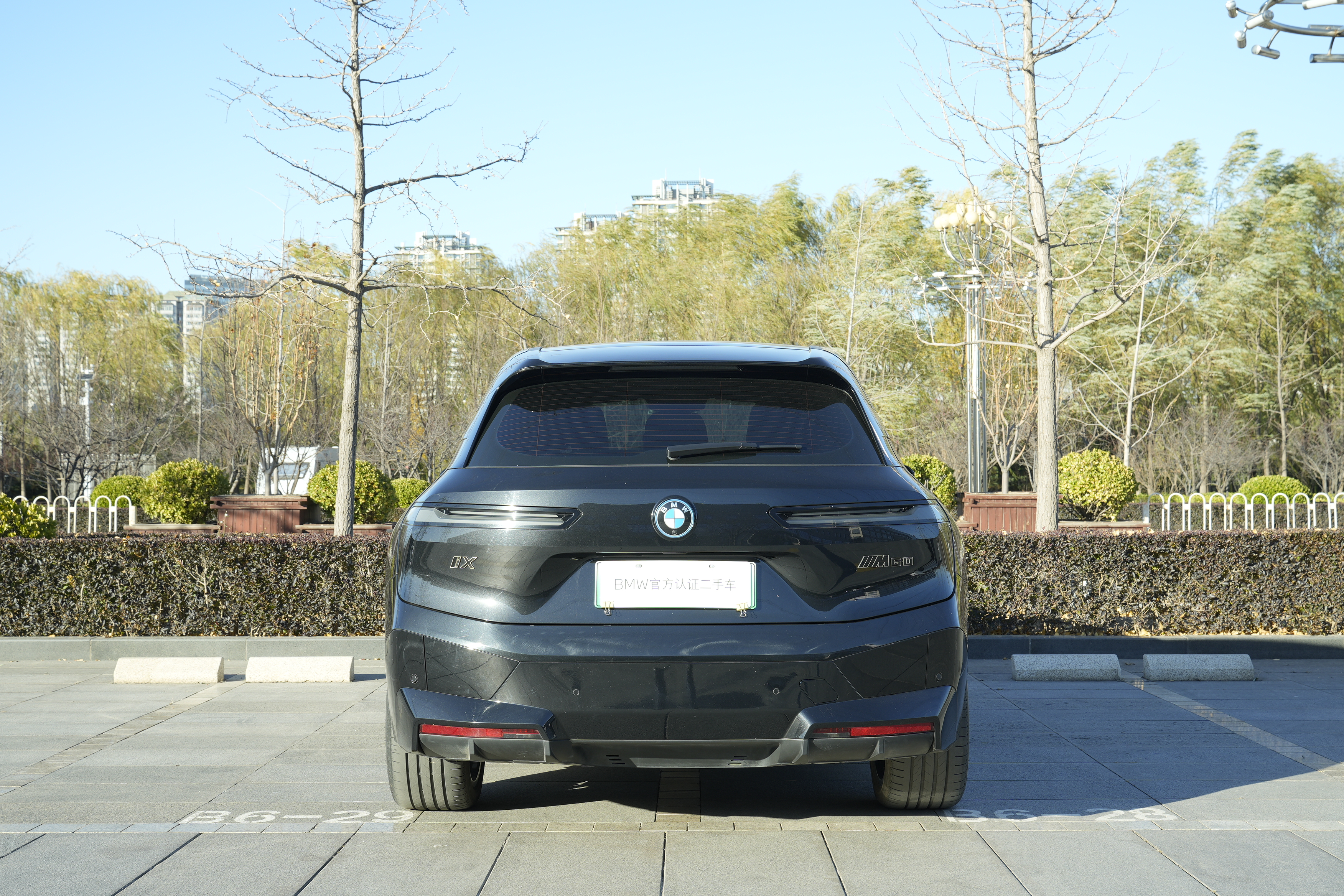 BMW iX M60 2025 car image #6