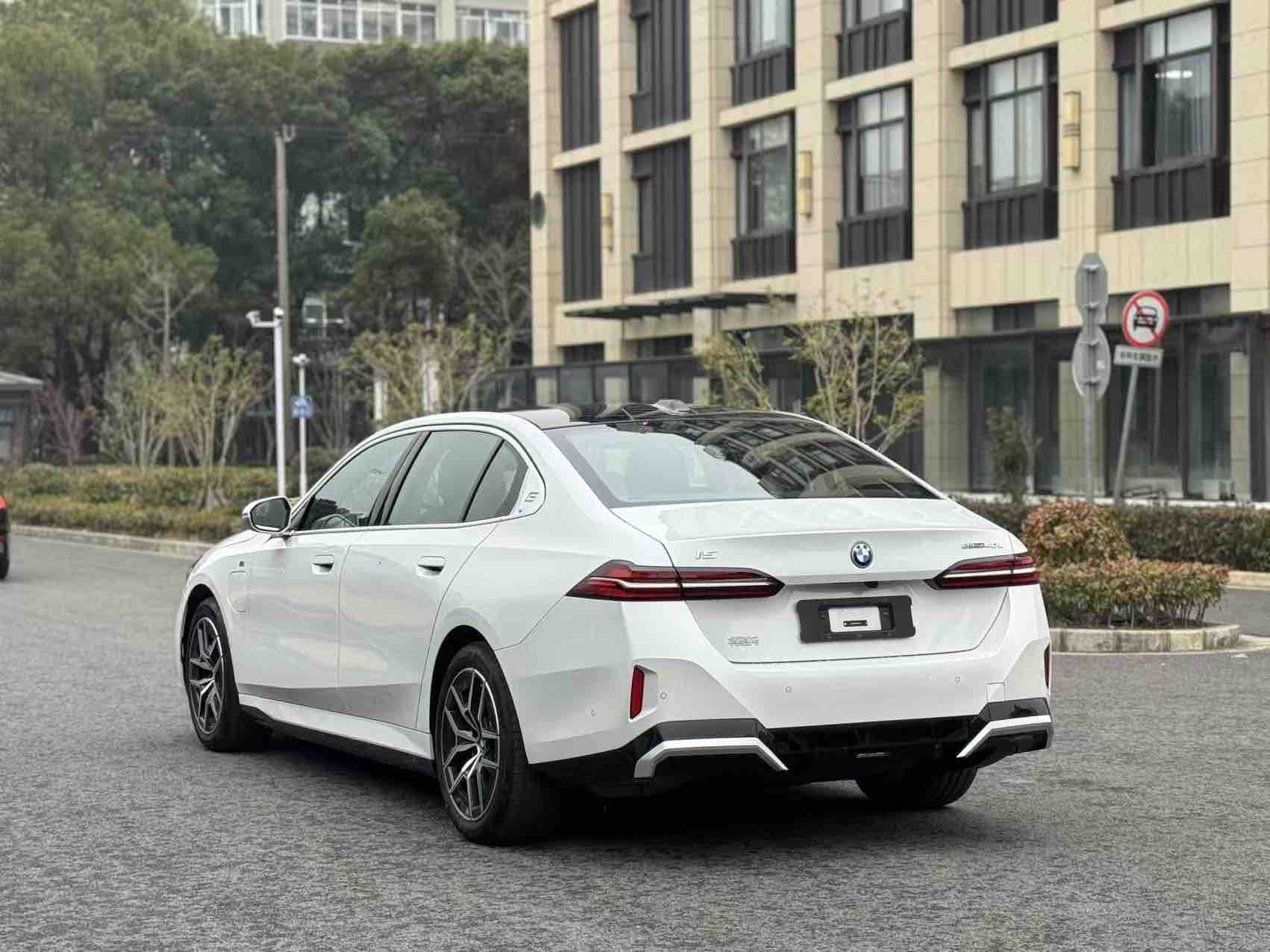 BMW i5 2025 immagine di auto #6