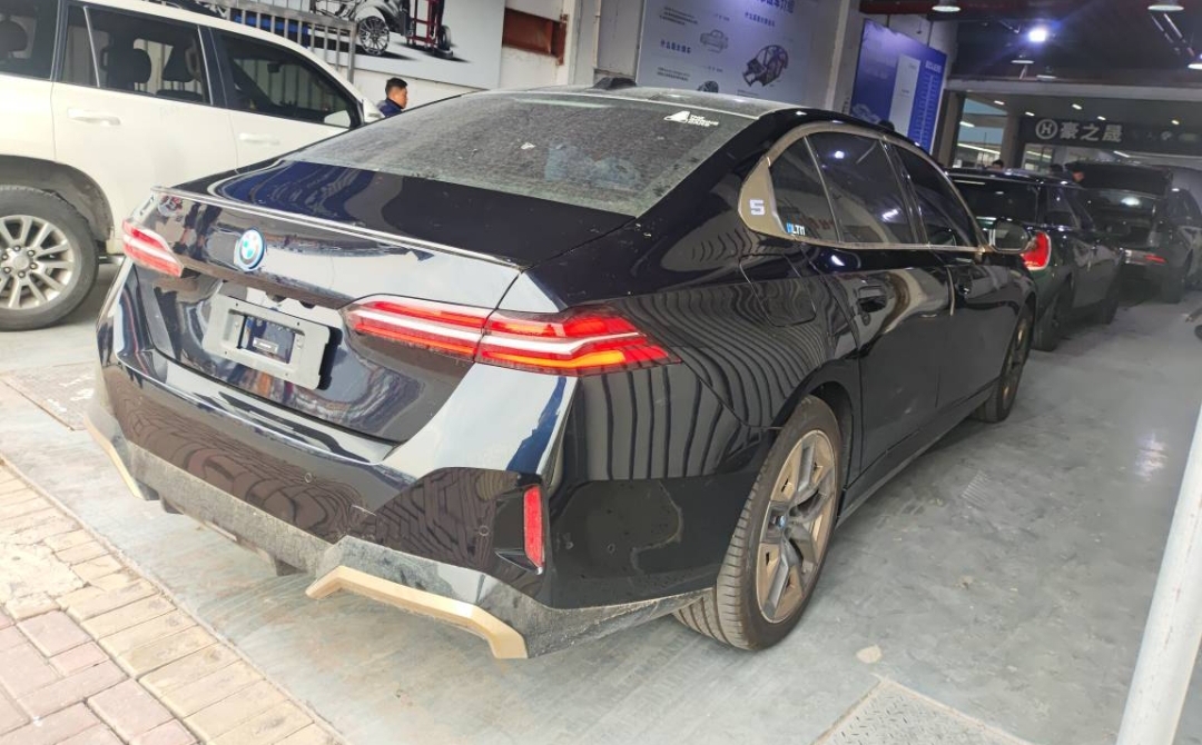 BMW i5 2024 car image #6