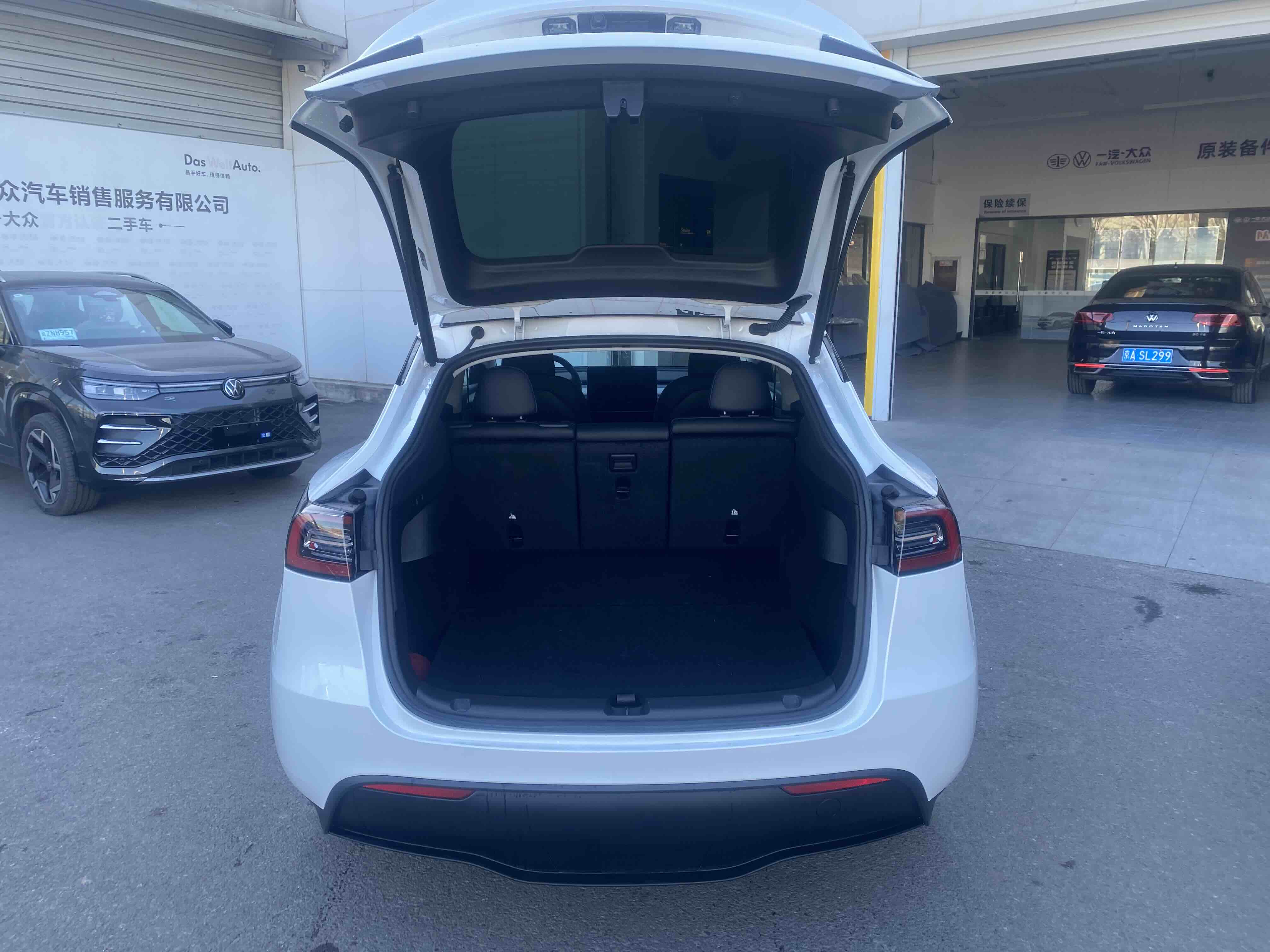 Tesla Model Y 2024 #6 Tesla Model Y 2024 car image #6