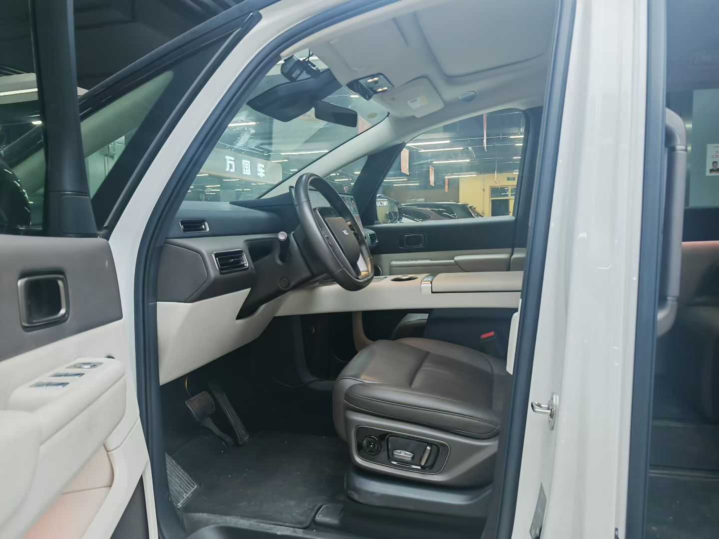 理想汽车 理想MEGA 2024 汽车图片 #6