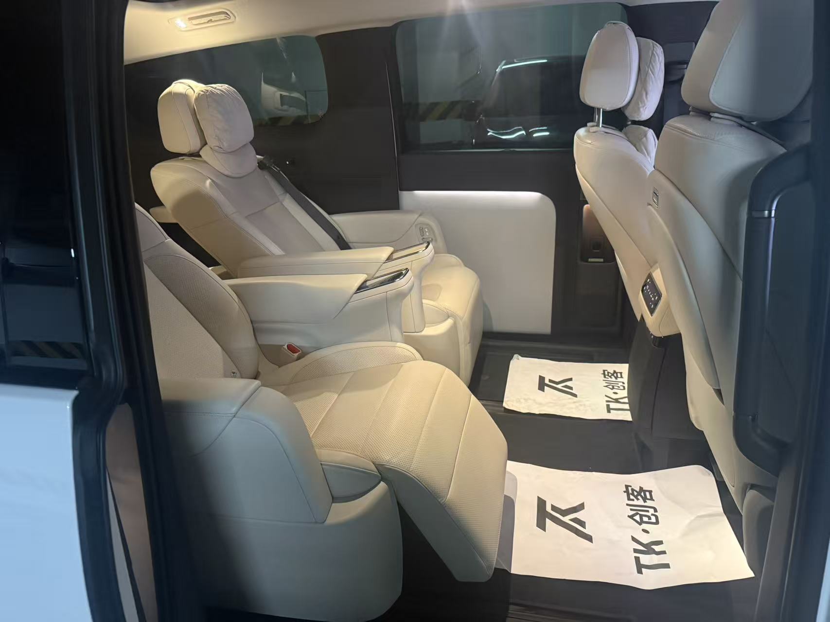 理想汽车 理想MEGA 2024 汽车图片 #6