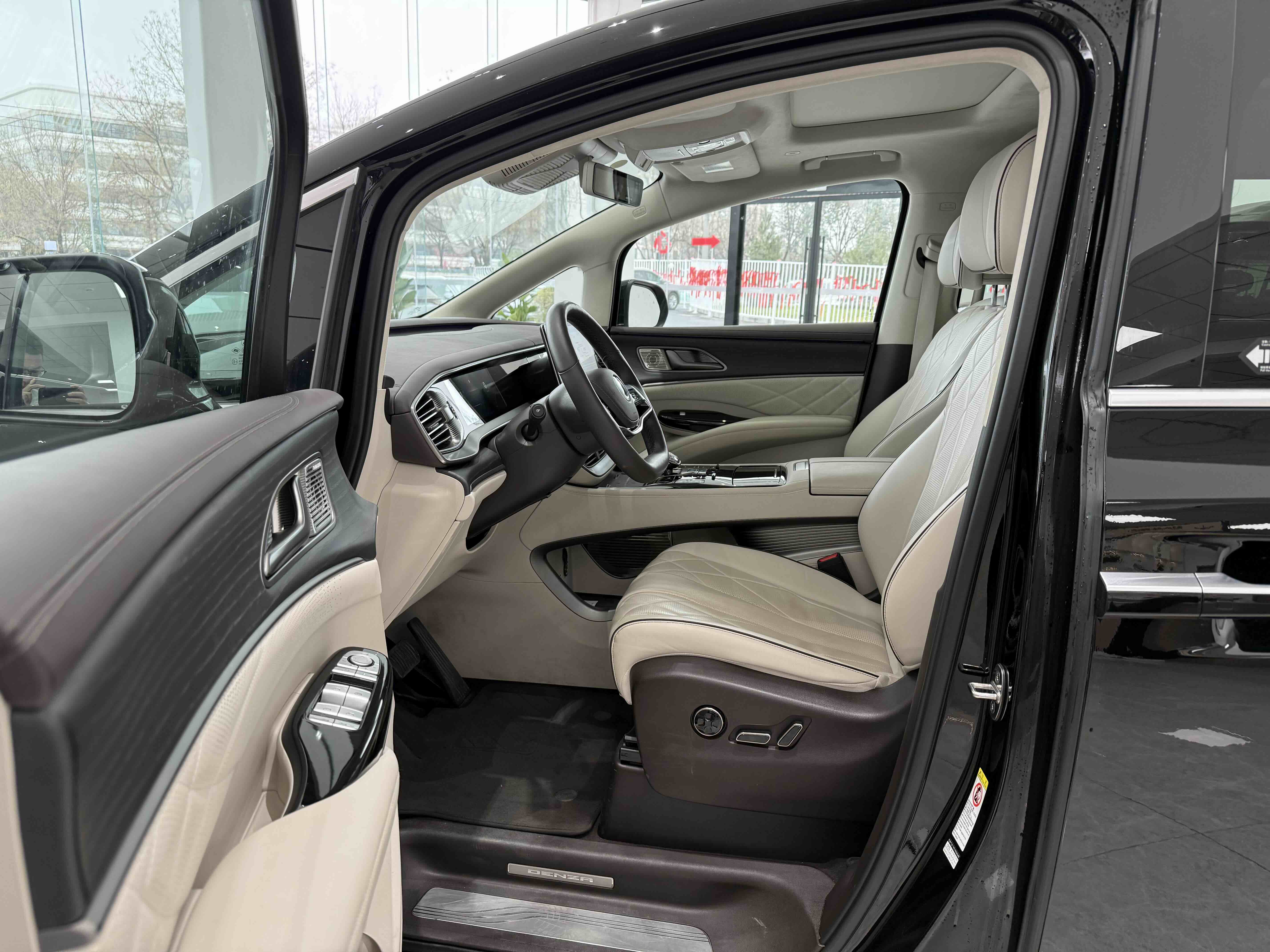 Denza D9 2024 car image #6