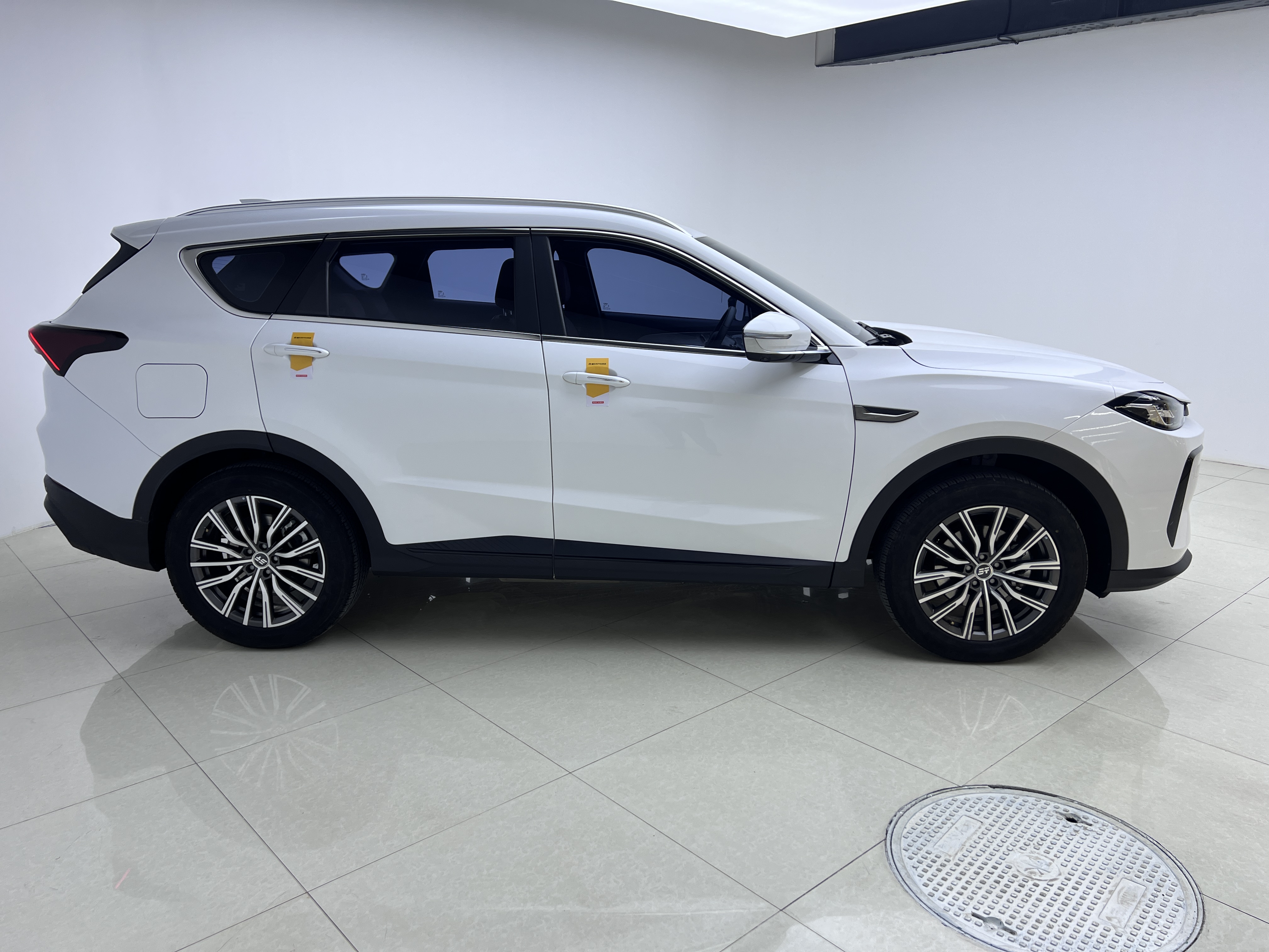 X70 C-DM 2024 car image #6