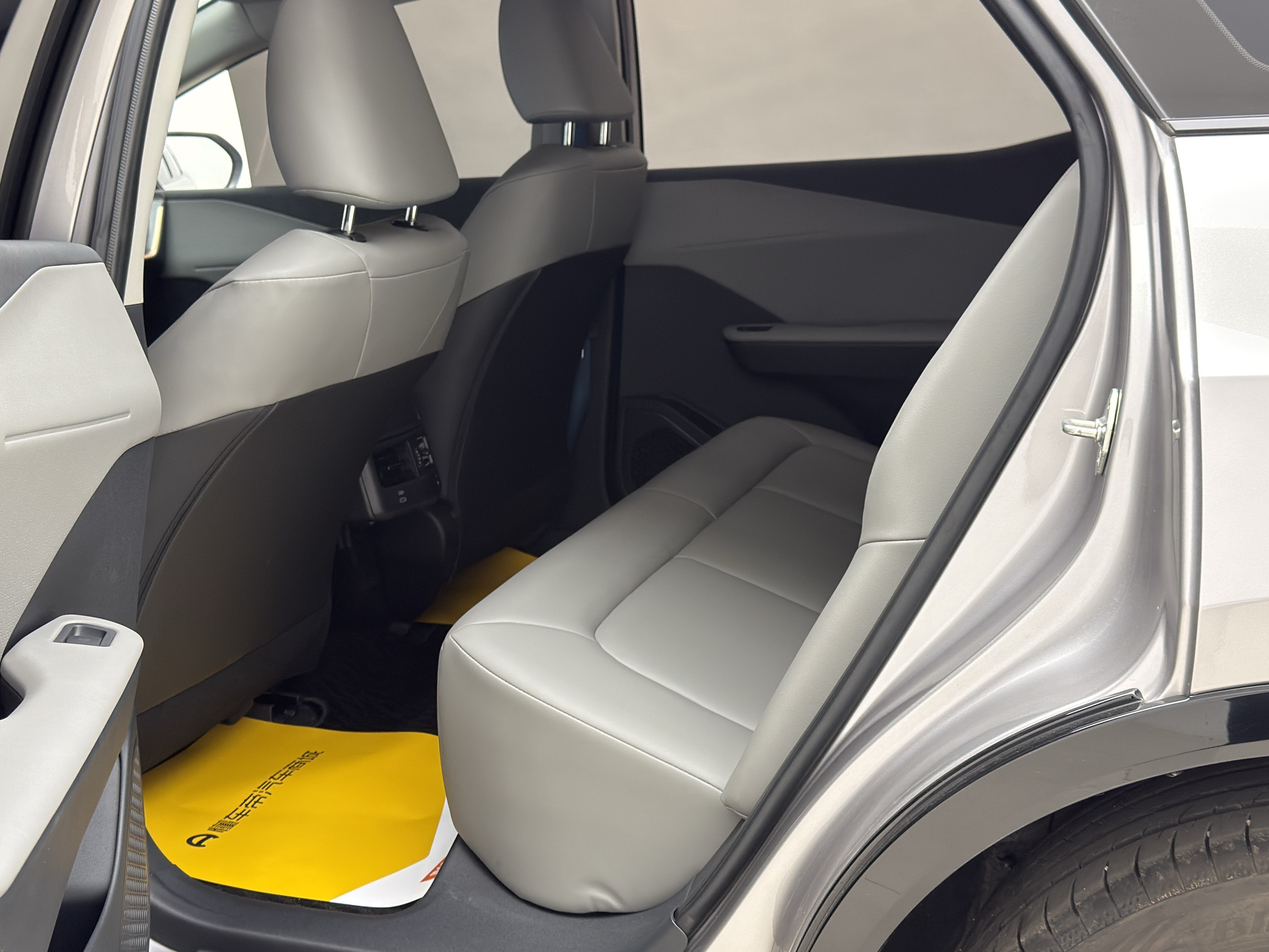 Toyota bZ3 2025 immagine di auto #6