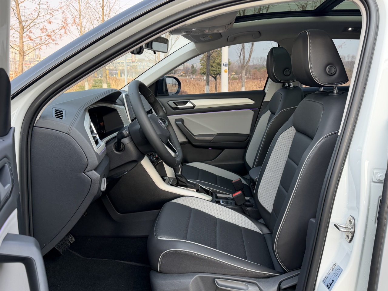 Volkswagen T-Roc 2024 car image #6