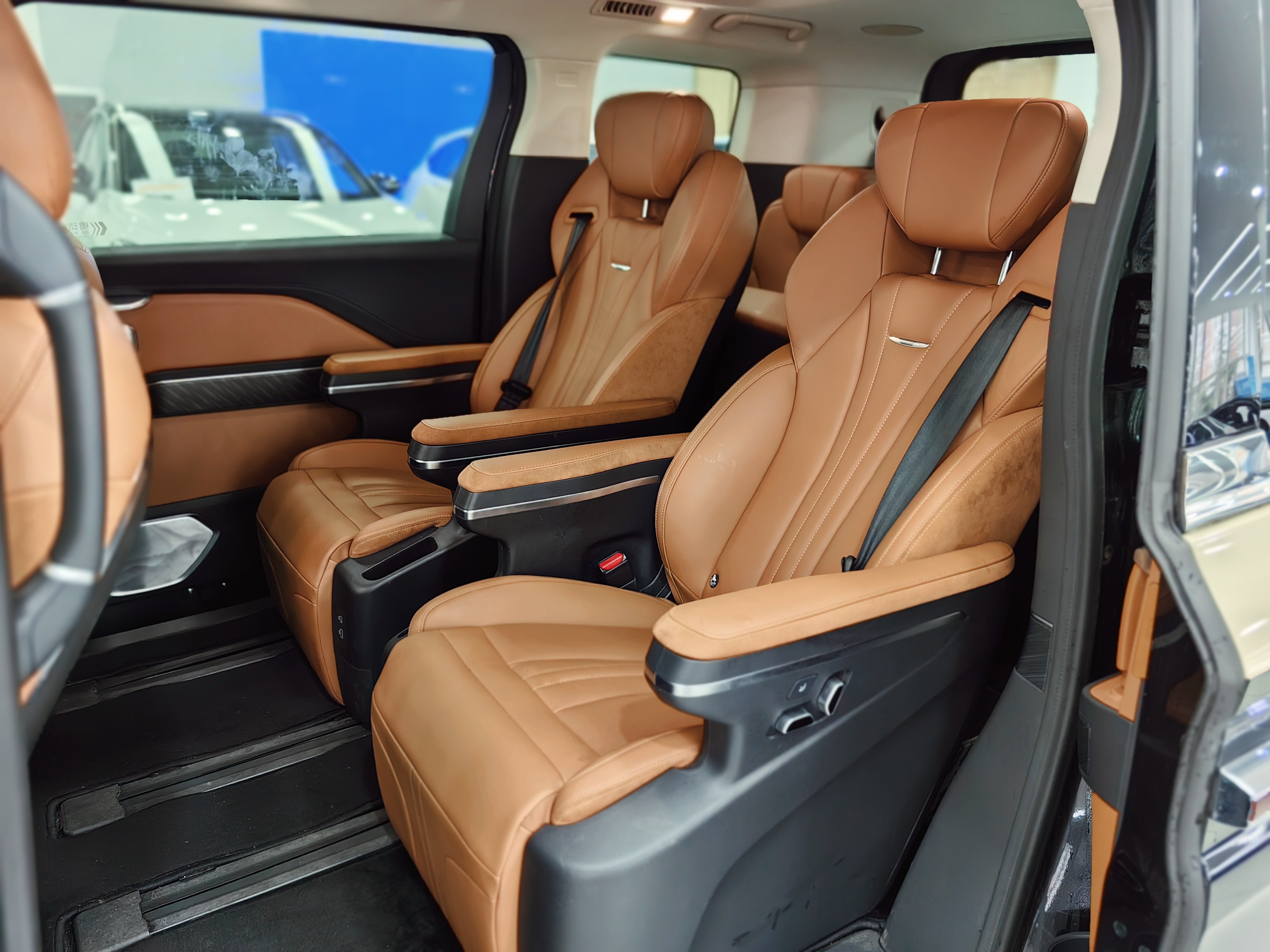 HongQi HQ9 PHEV 2024 #6 HongQi HQ9 PHEV 2024 car image #6