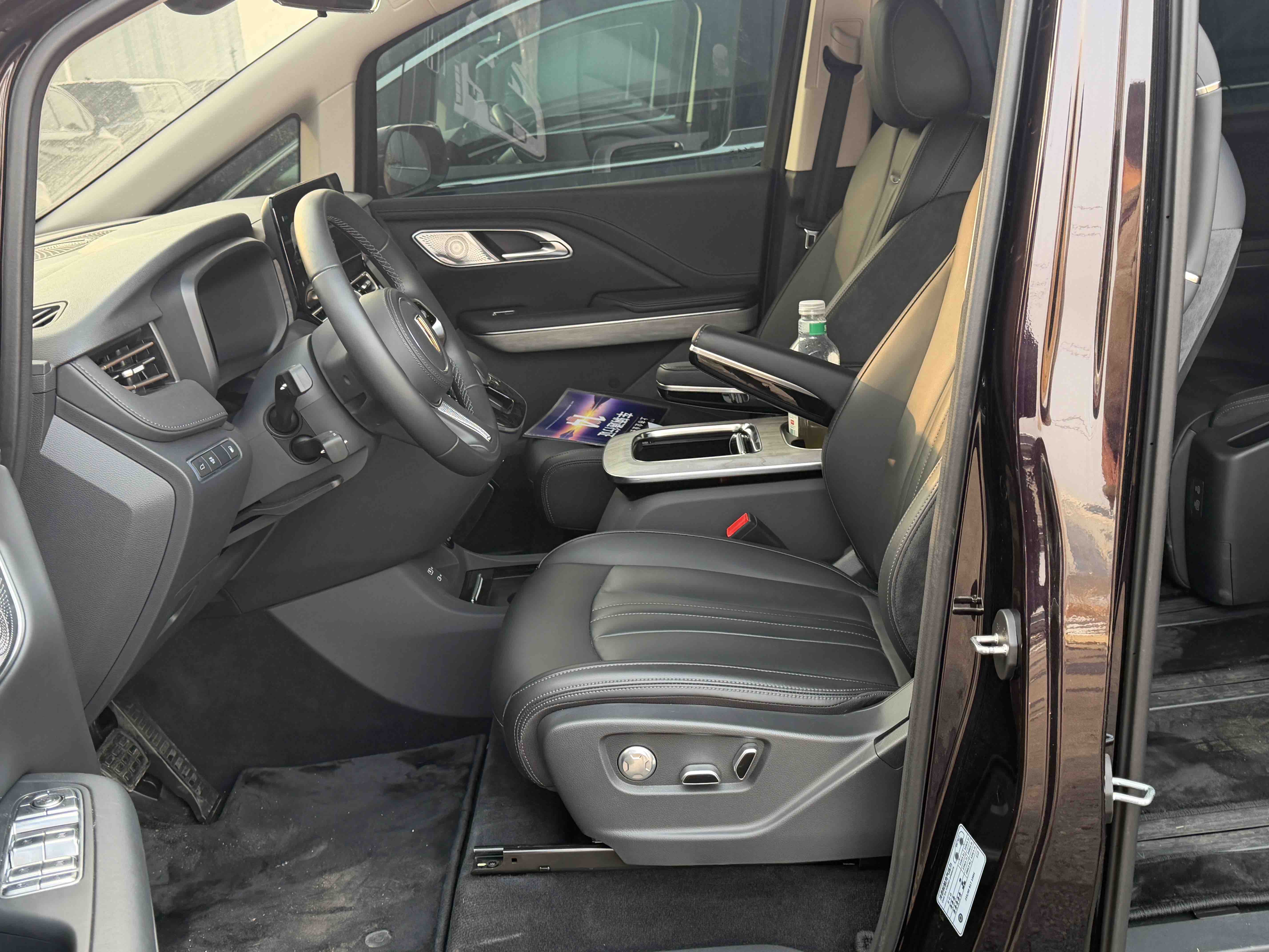 HongQi HQ9 PHEV 2024 #6 HongQi HQ9 PHEV 2024 car image #6