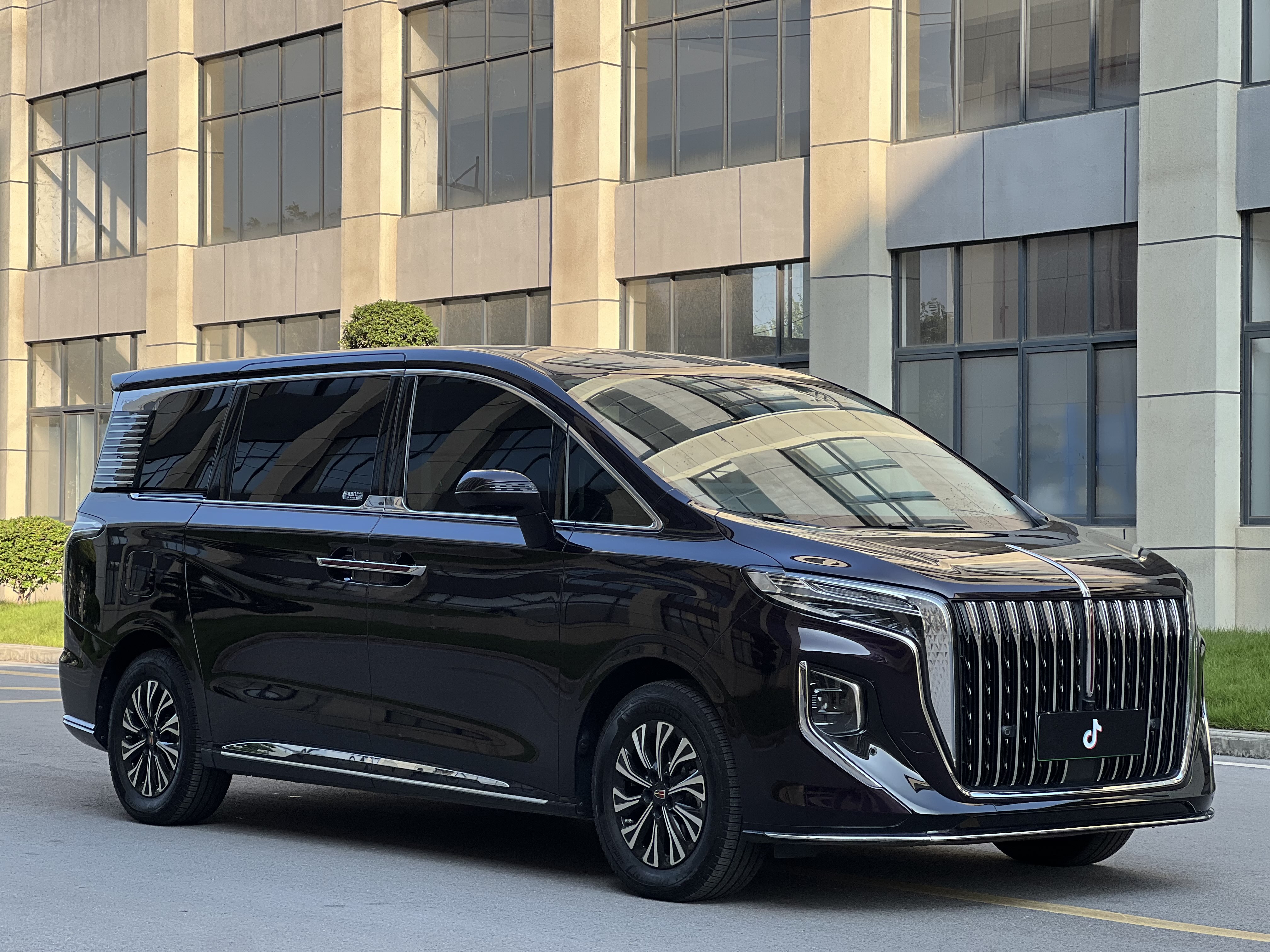 HongQi HQ9 PHEV 2024 #6 HongQi HQ9 PHEV 2024 car image #6