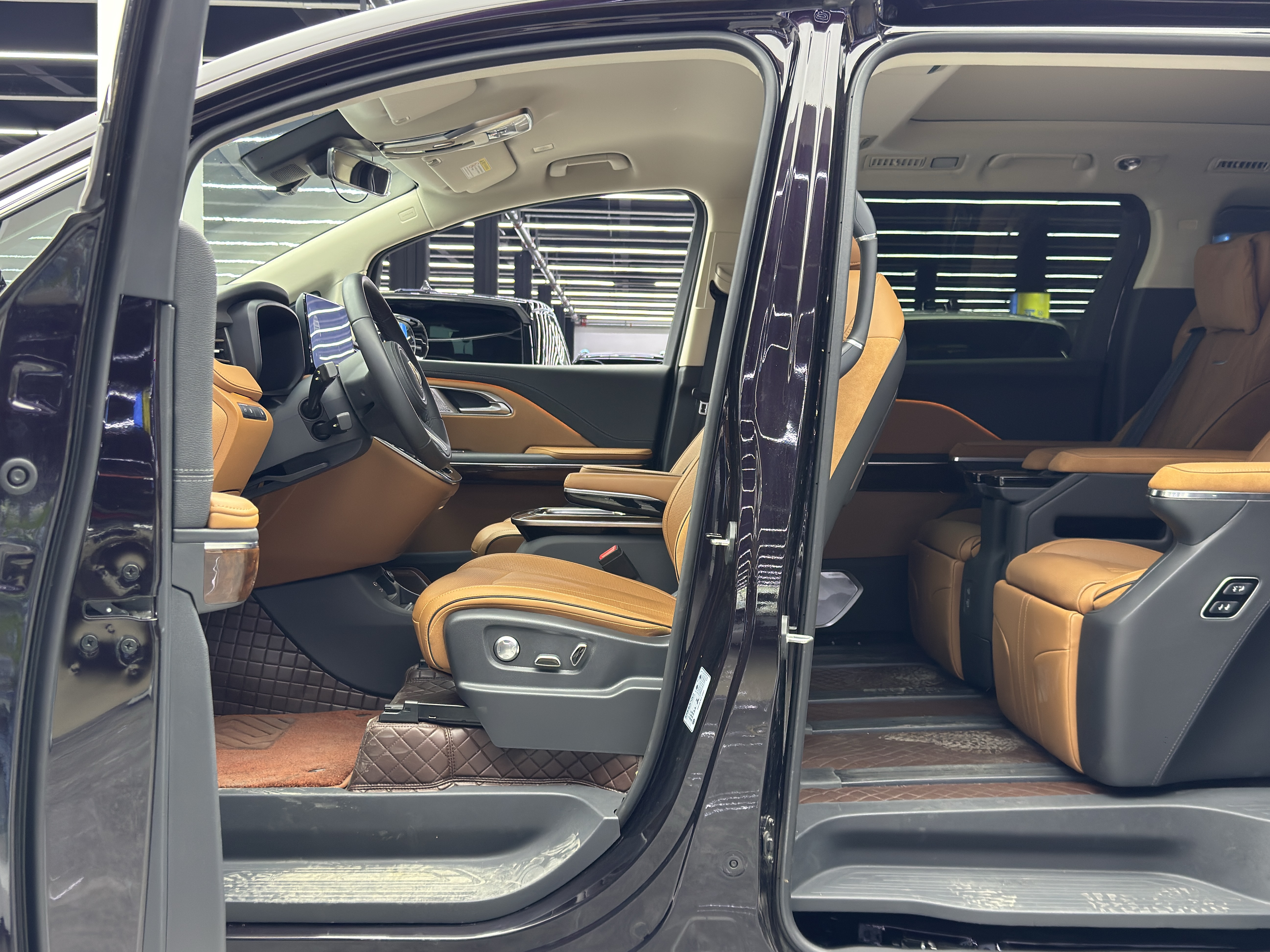 HongQi HQ9 PHEV 2025 #6 HongQi HQ9 PHEV 2025 car image #6