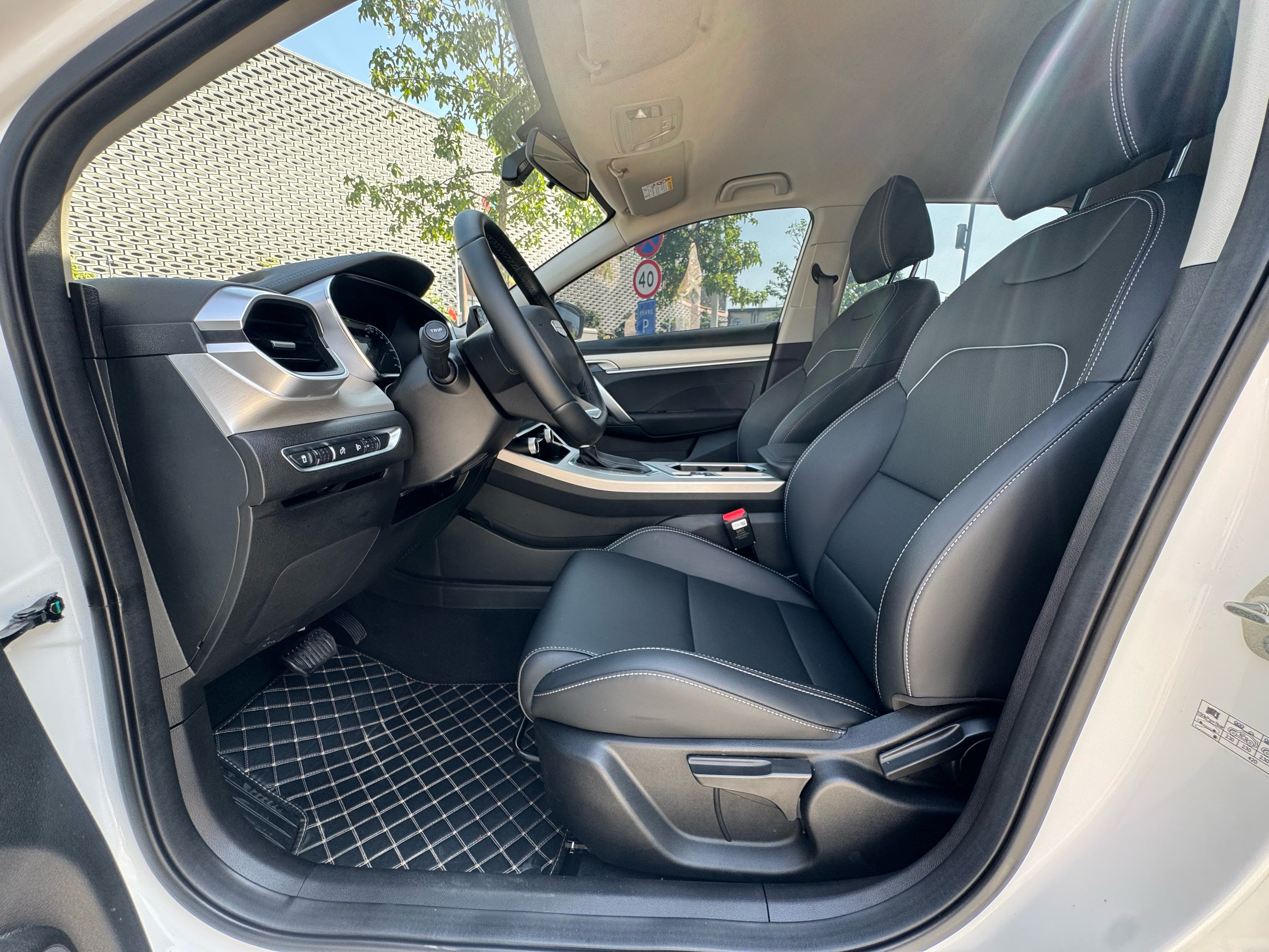GEELY Coolray 2025 car image #6