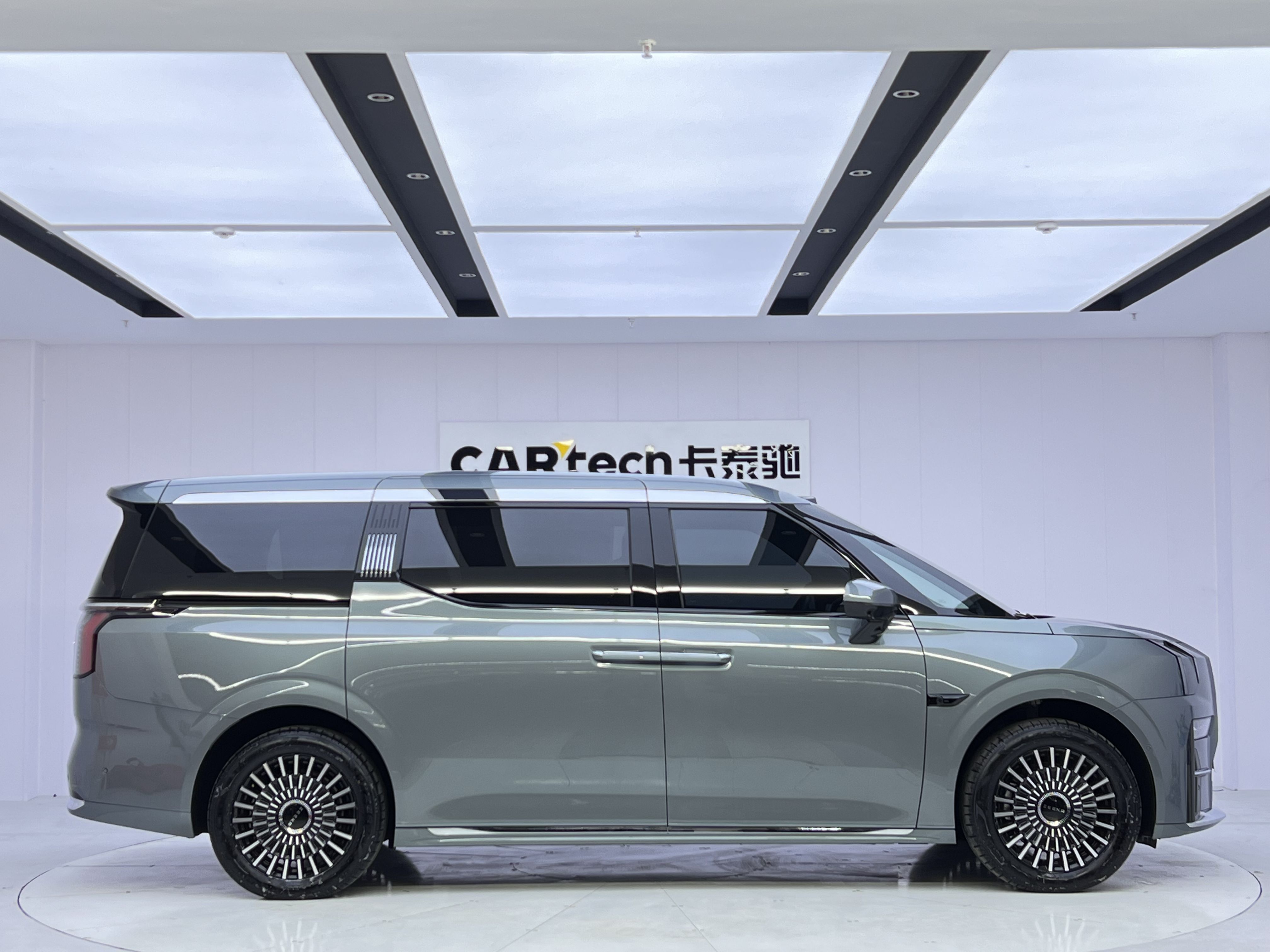 极氪 极氪009 2025 汽车图片 #6