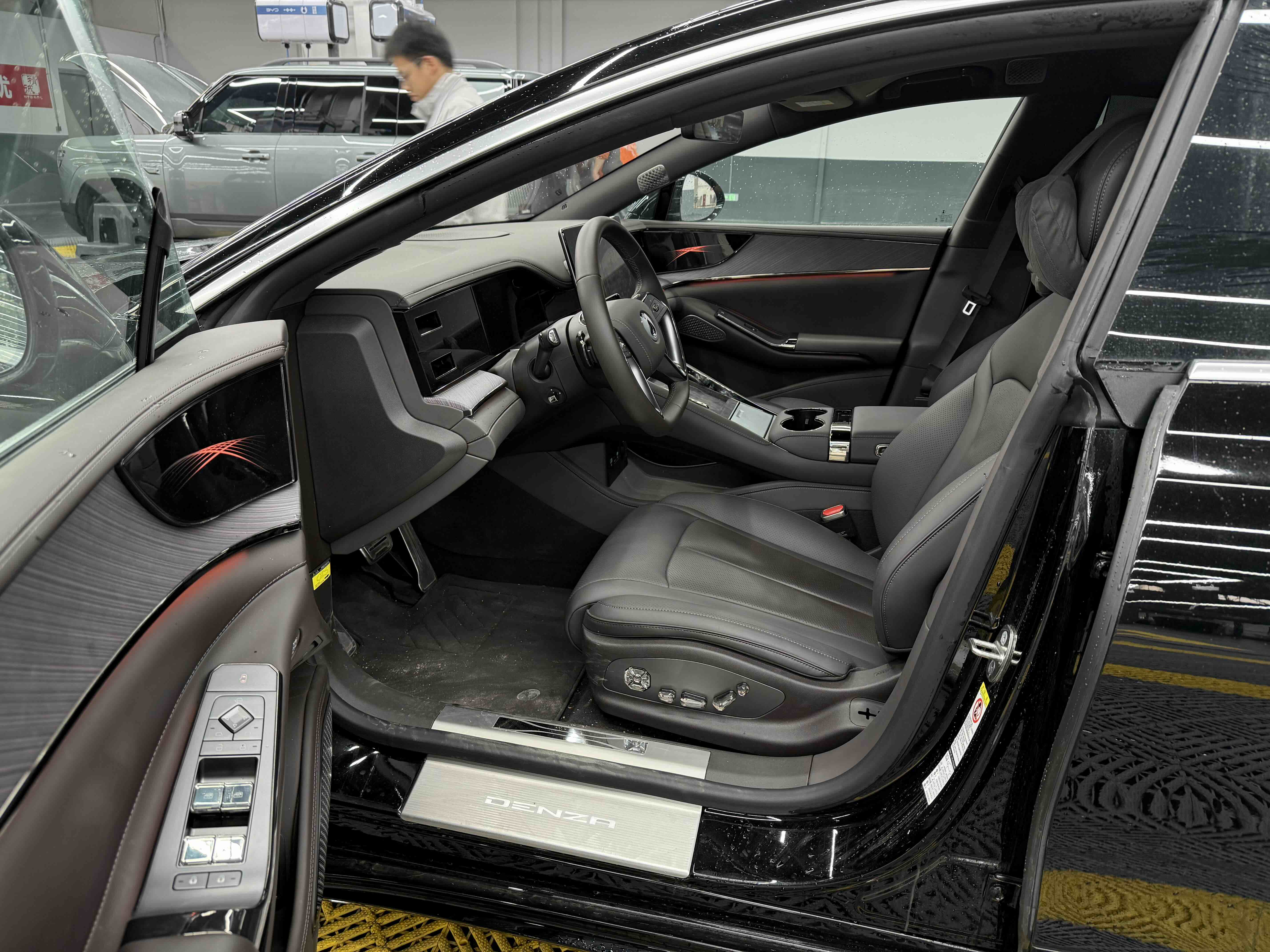 Denza Z9 2025 car image #6