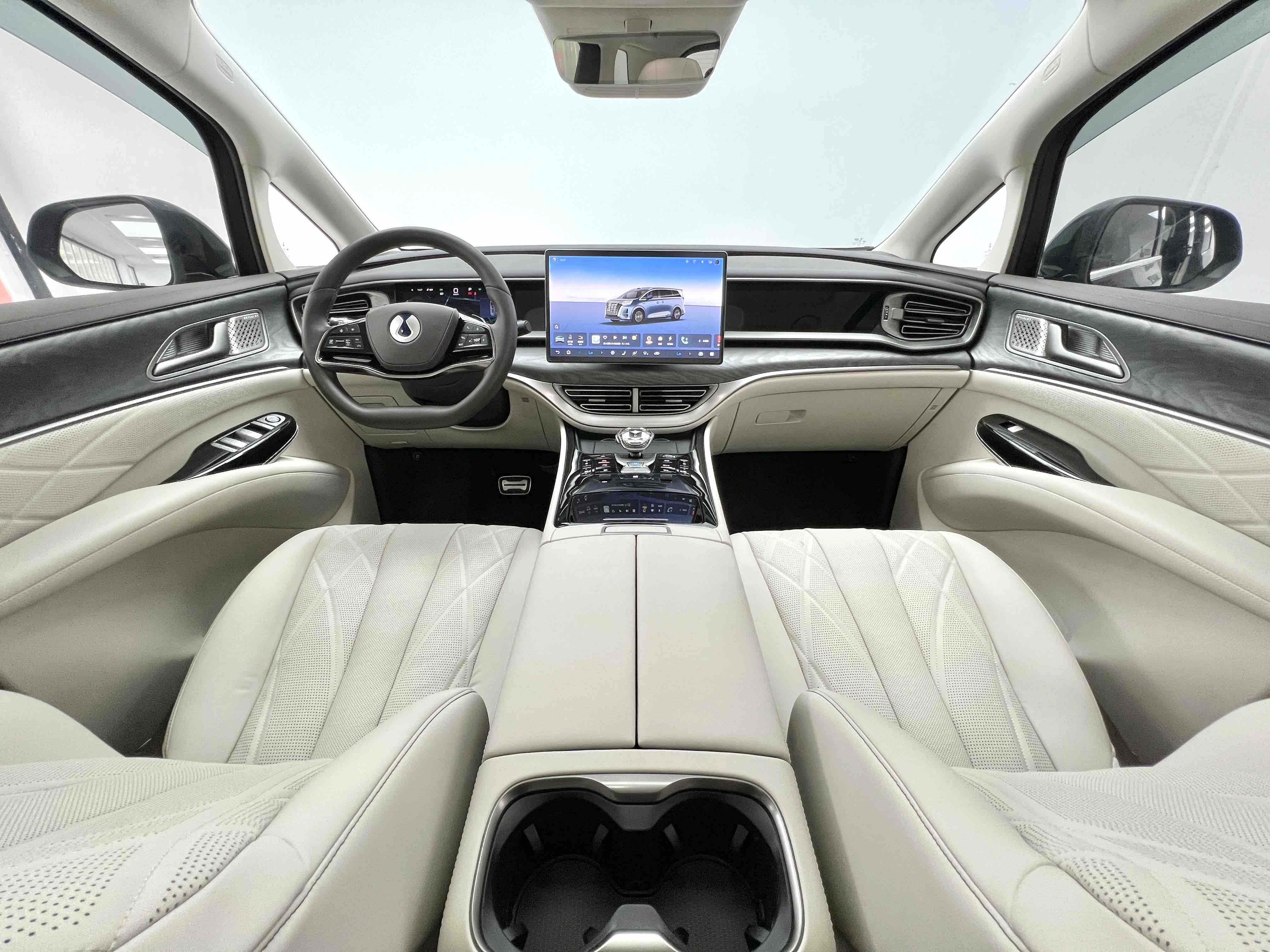 Denza D9 2025 car image #6