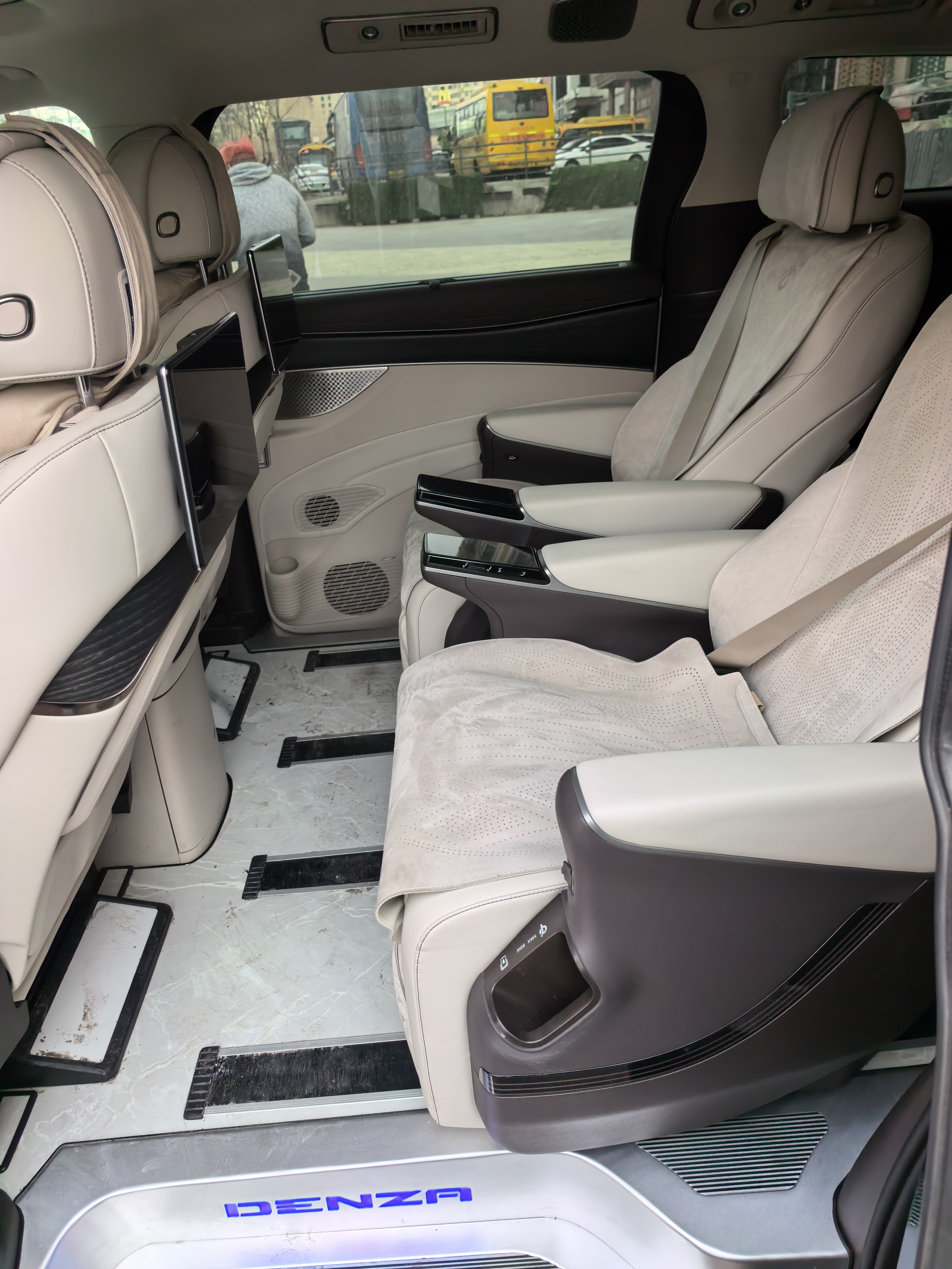 Denza D9 2025 صورة سيارة #6