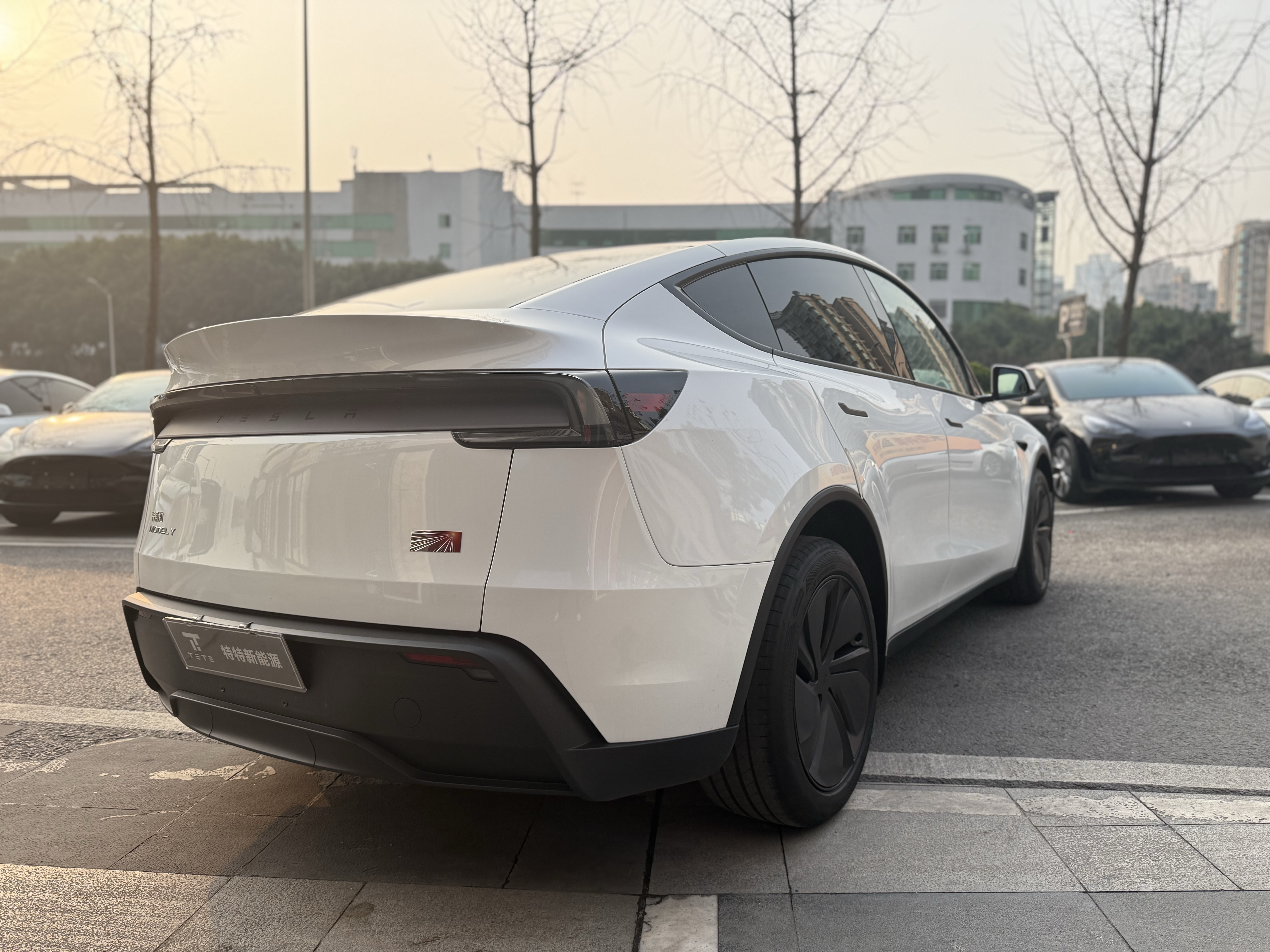 Tesla Model Y 2025 #6 Tesla Model Y 2025 car image #6