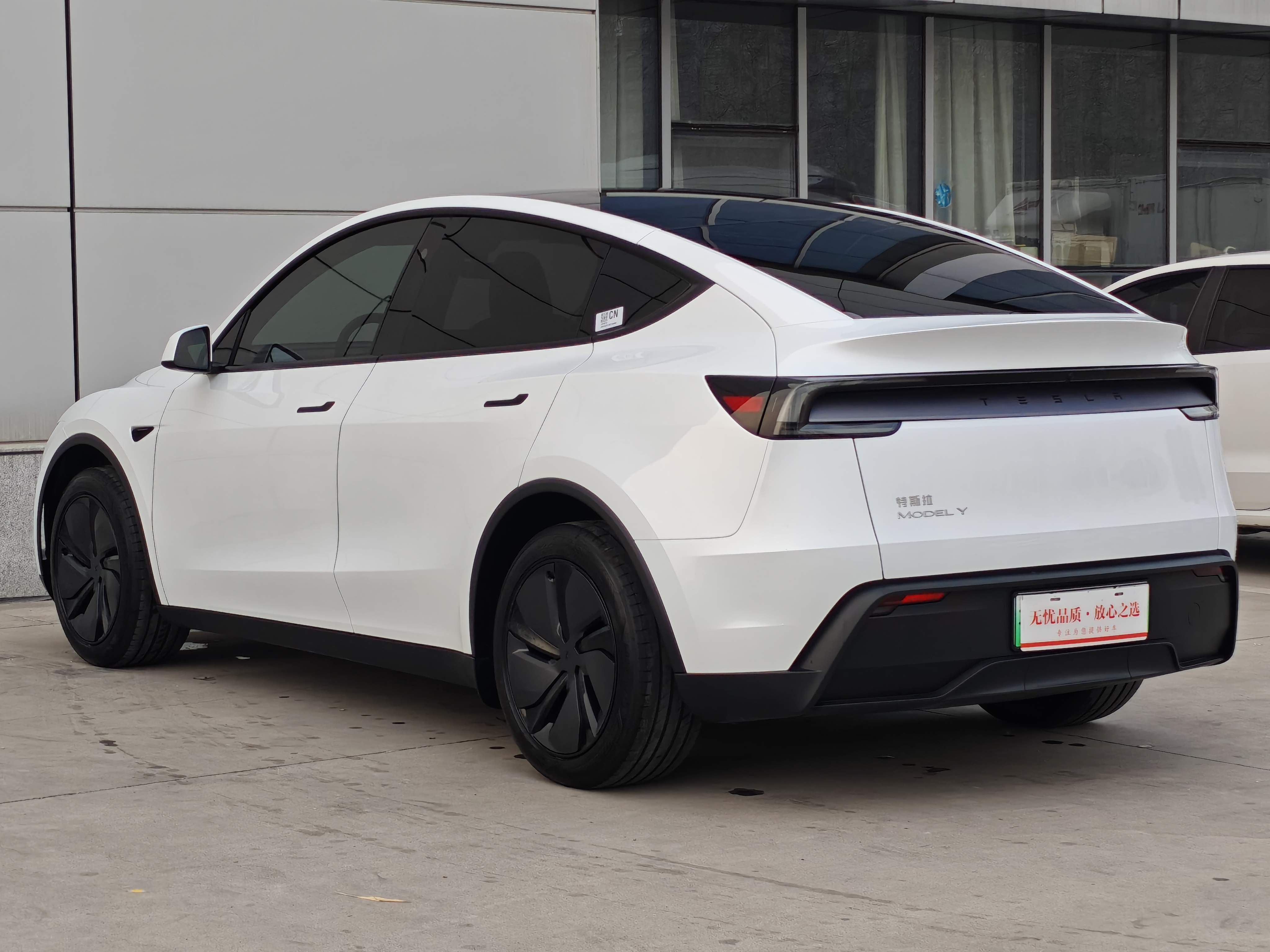 Tesla Model Y 2025 #6 Tesla Model Y 2025 car image #6