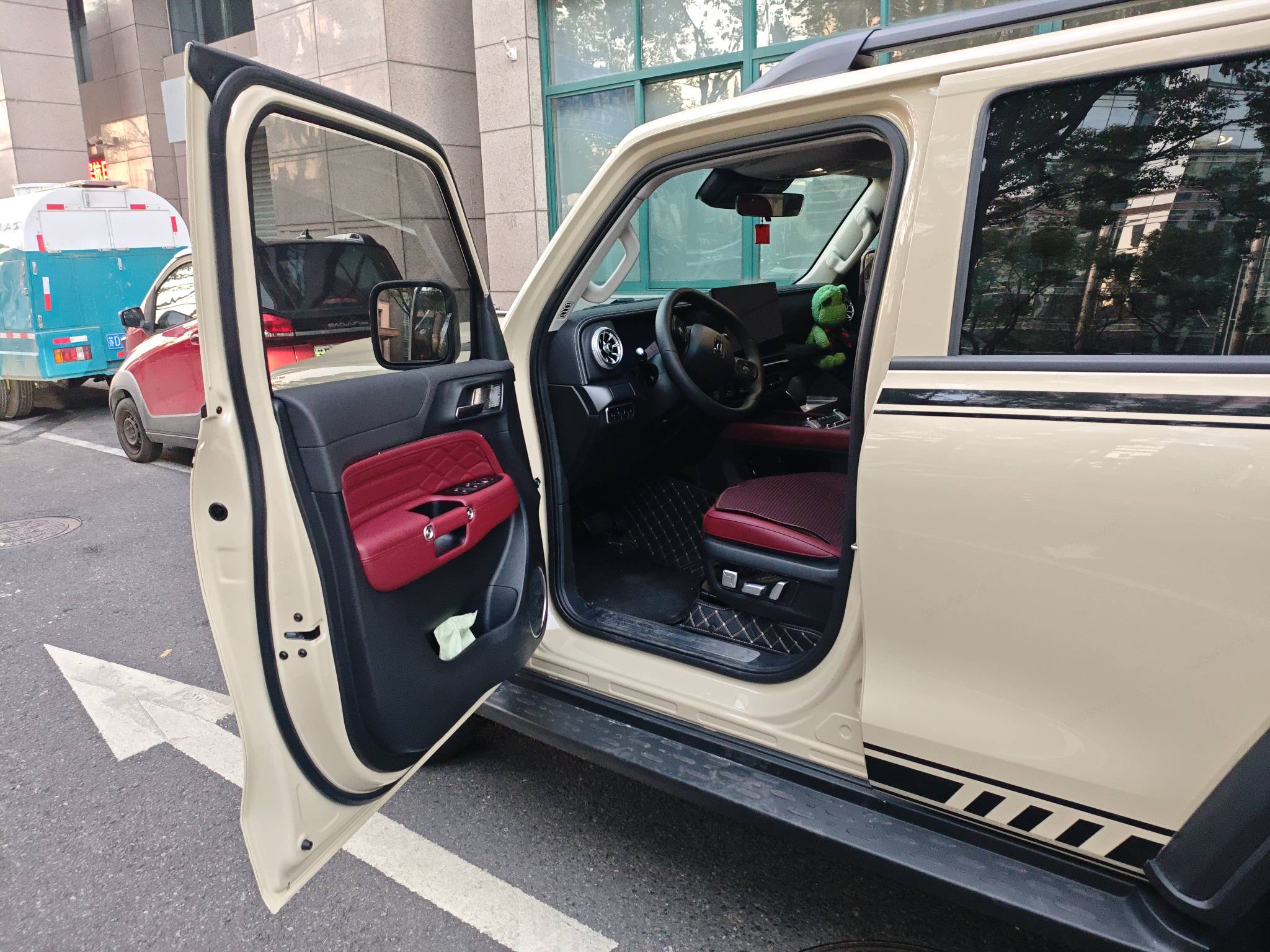 Tank 300 2025 car image #6