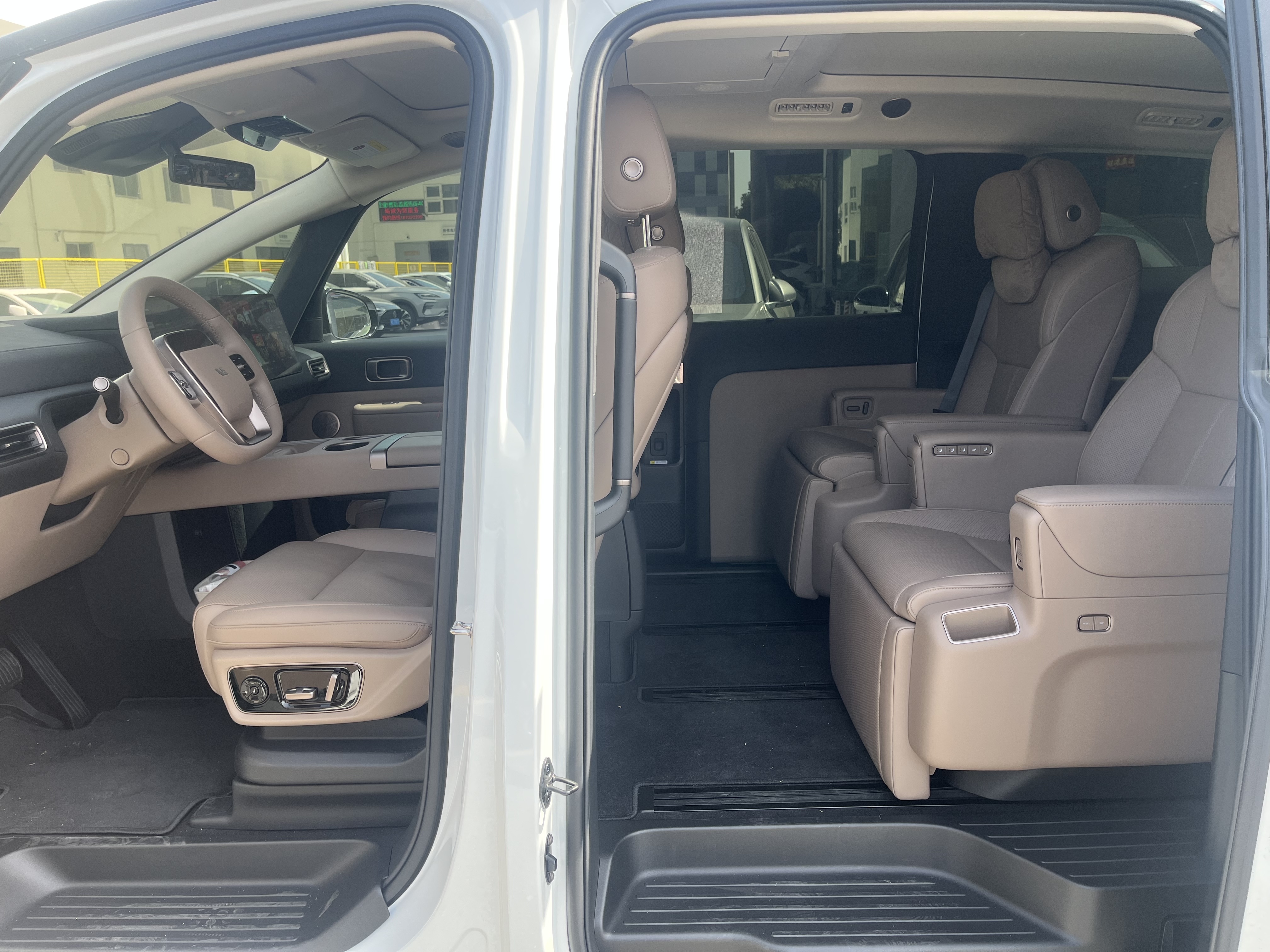 理想汽车 理想MEGA 2025 汽车图片 #6