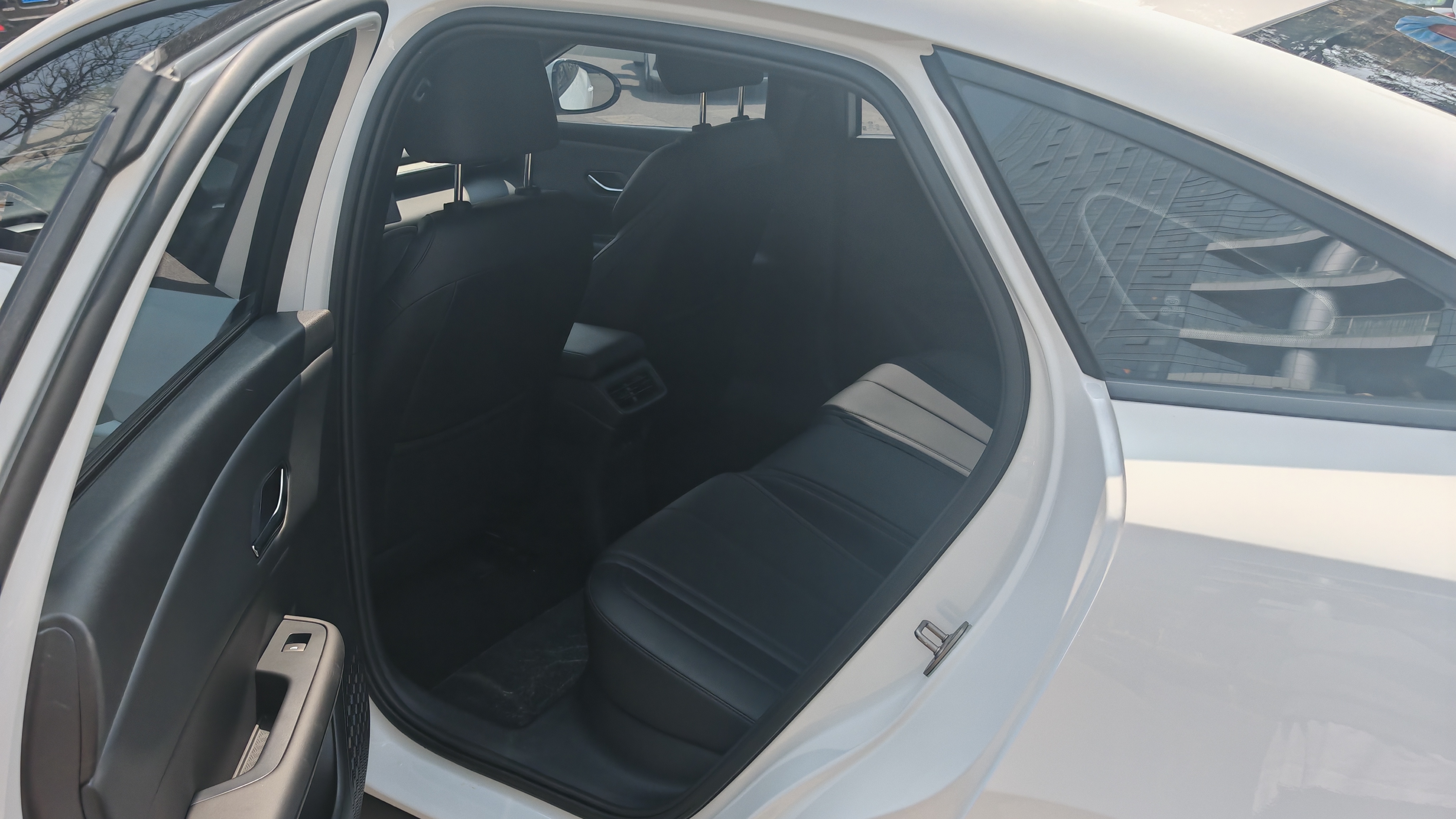 BYD e7 2025 immagine di auto #6