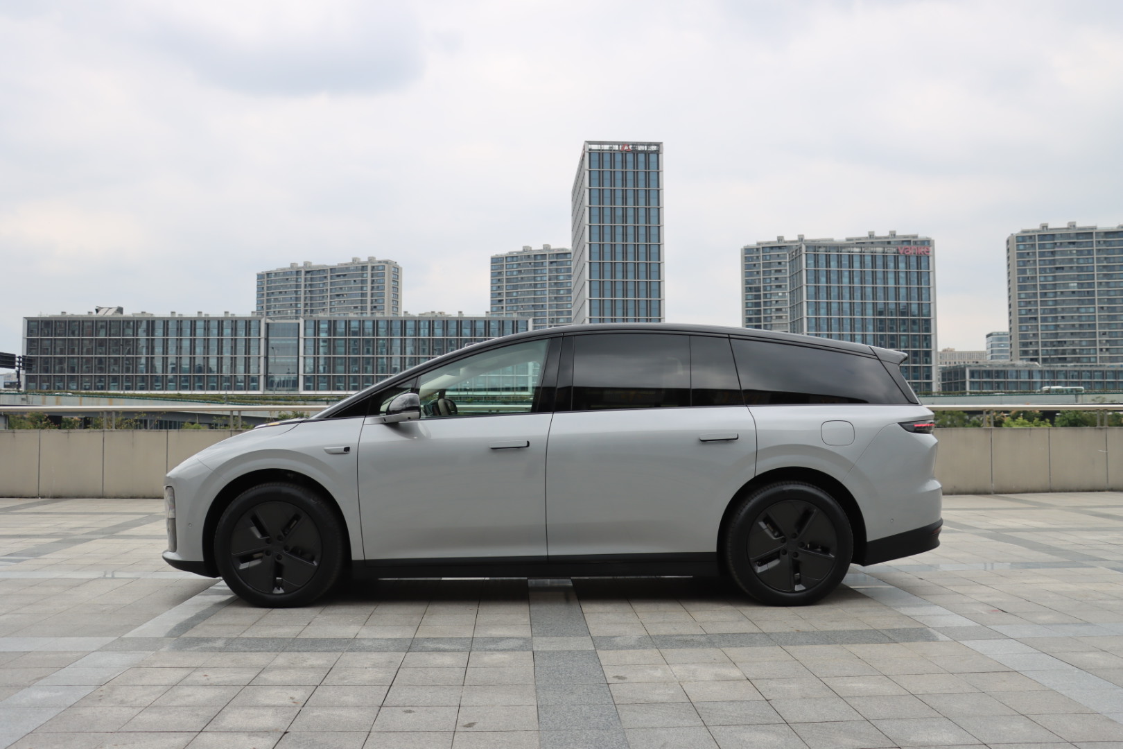 Li i8 2025 image de voiture #6