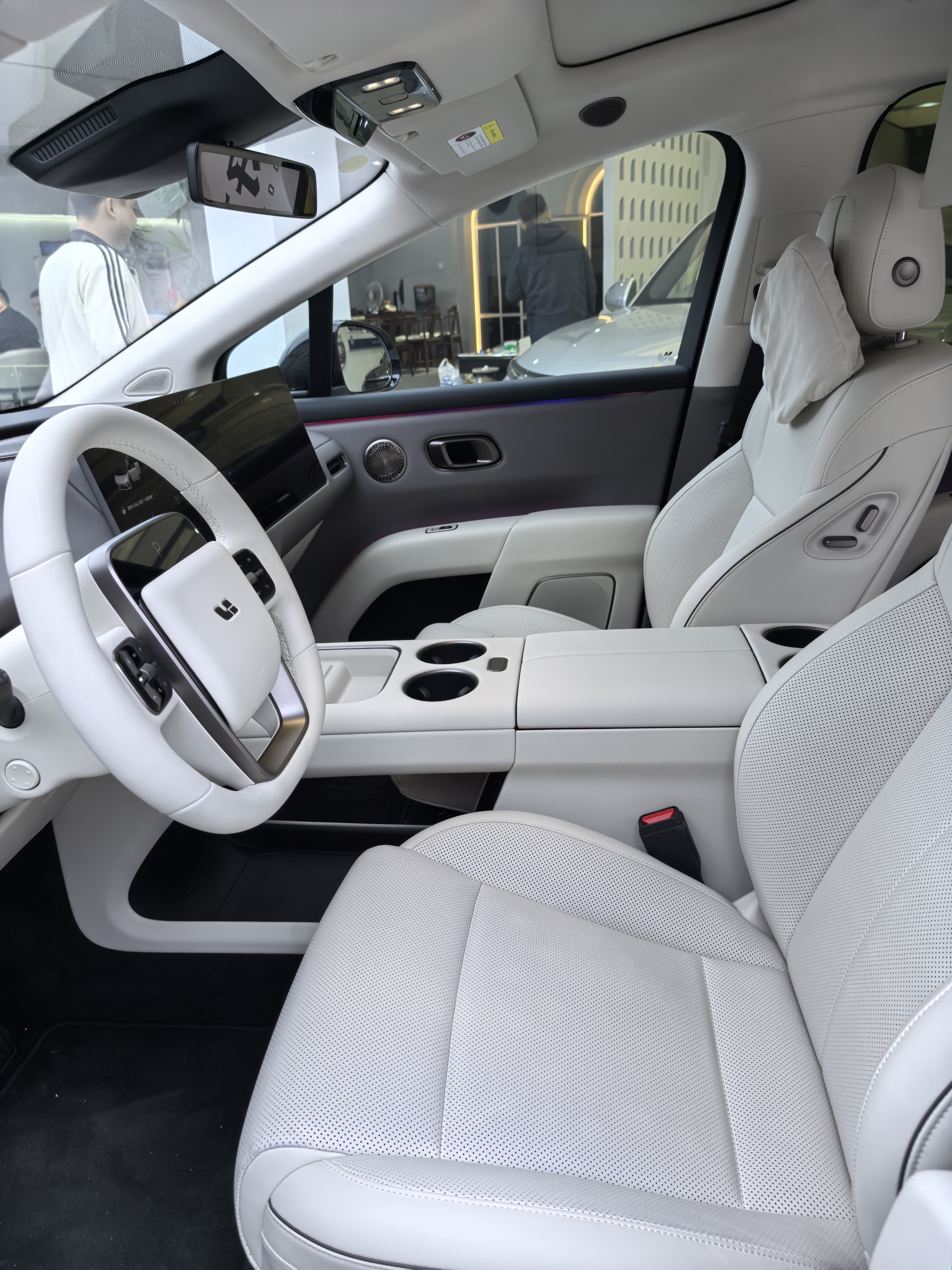 Li i8 2025 image de voiture #6