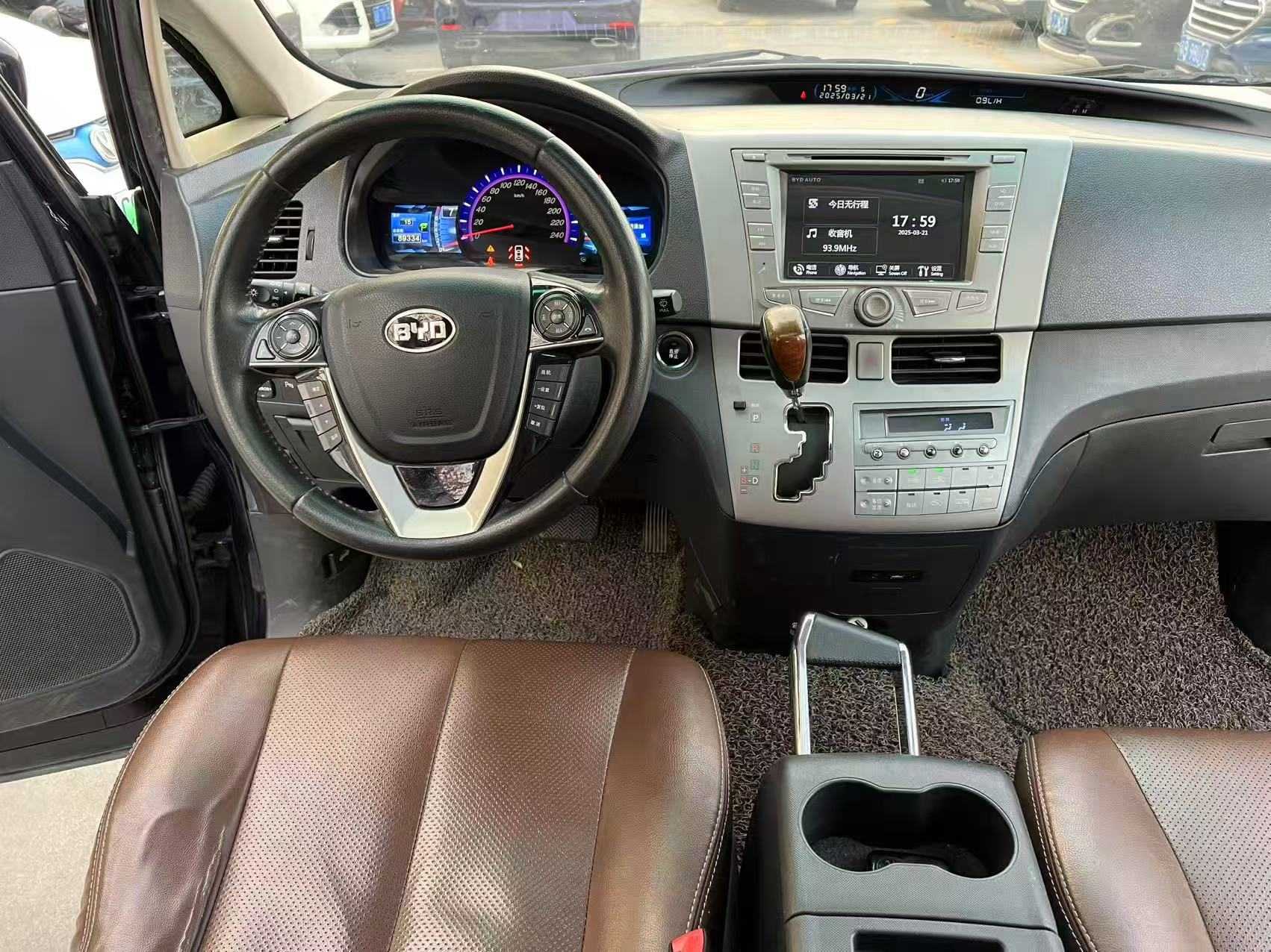 BYD M6 2016 #6 BYD M6 2016 car image #6