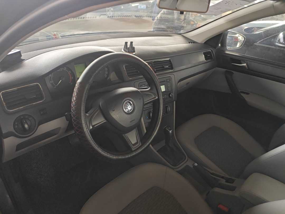 Skoda Rapid 2015 car image #6